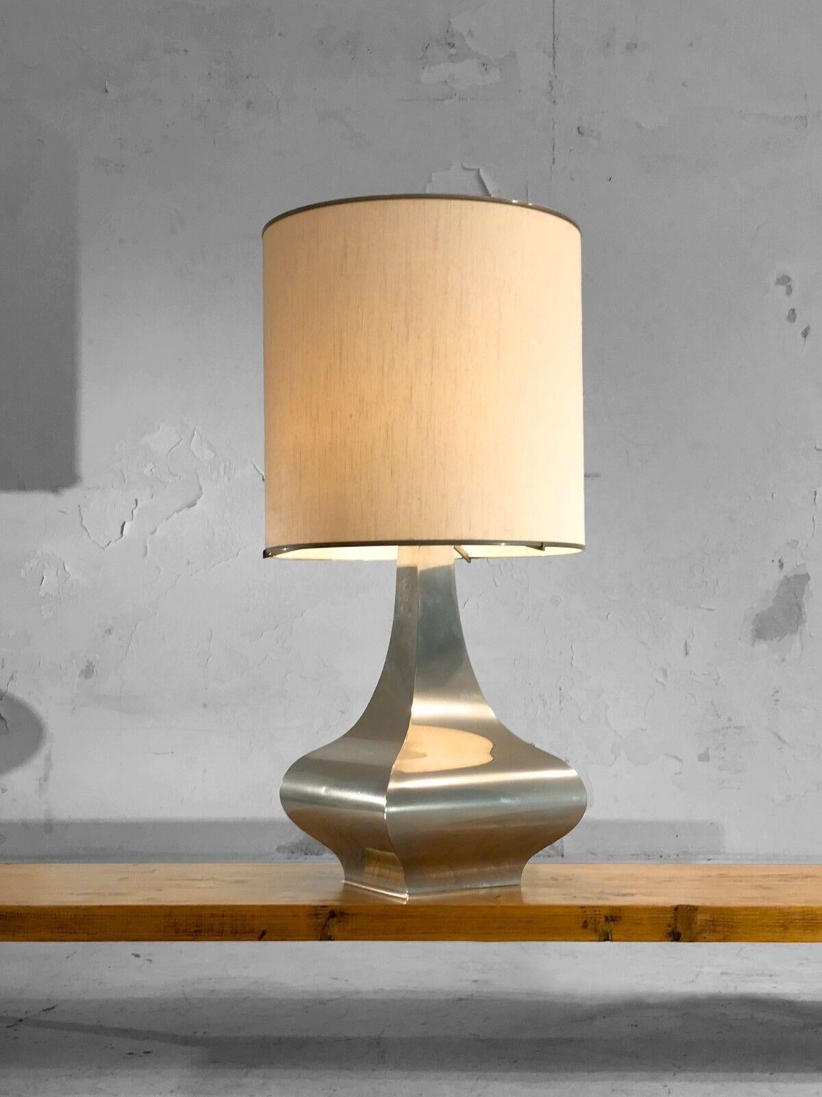 A large and luxurious freeform table or floor lamp, Post-Modernist, Space-Age, Shabby-Chic, in nickel-plated metal and original cylindrical lampshade (with nickel-plated frames) in wild silk, strongly remembering a Maria Pergay model, attributed to