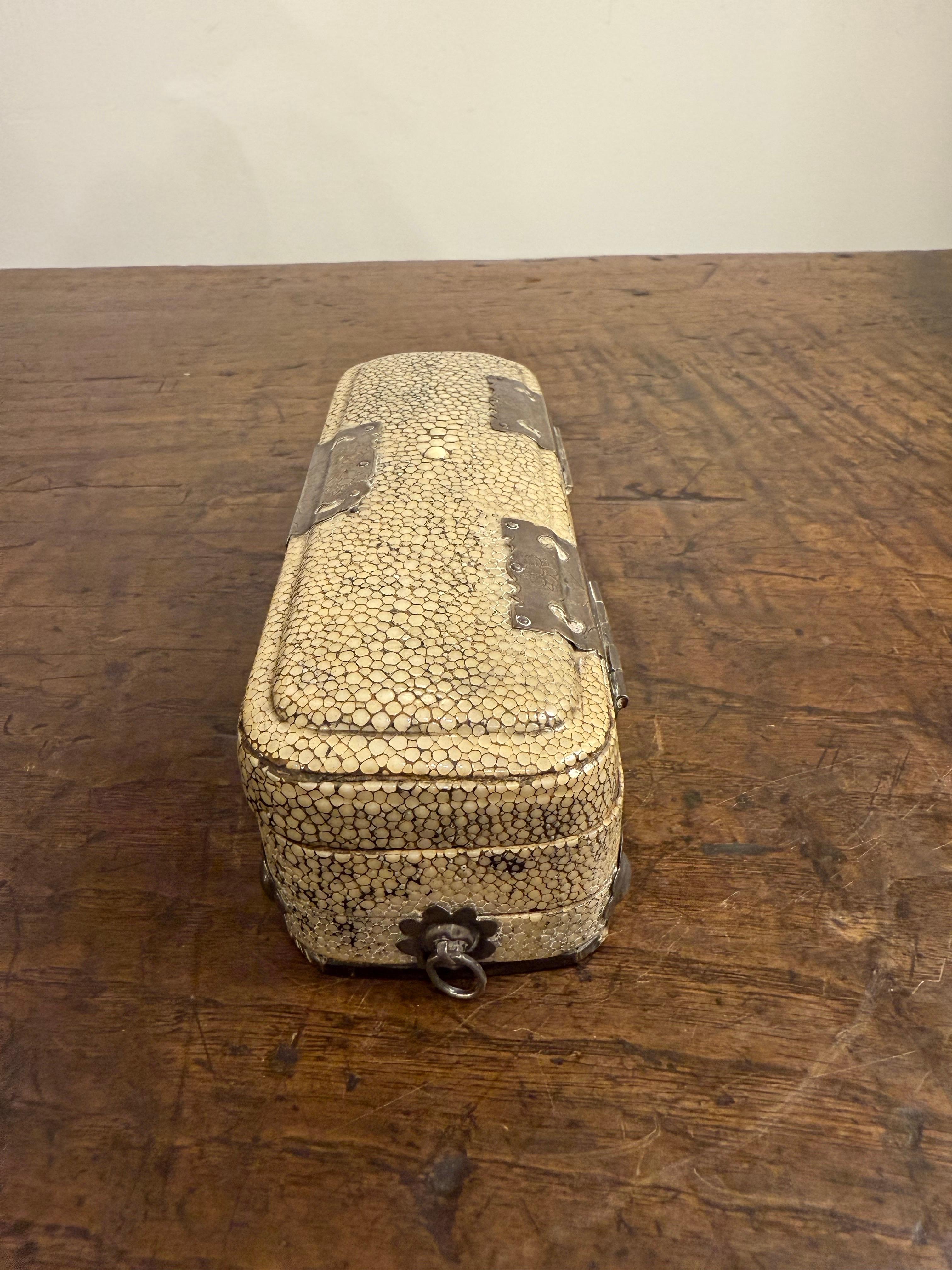 Boîte à bijoux à couvercle en galuchat, XVIIIe siècle en vente 4