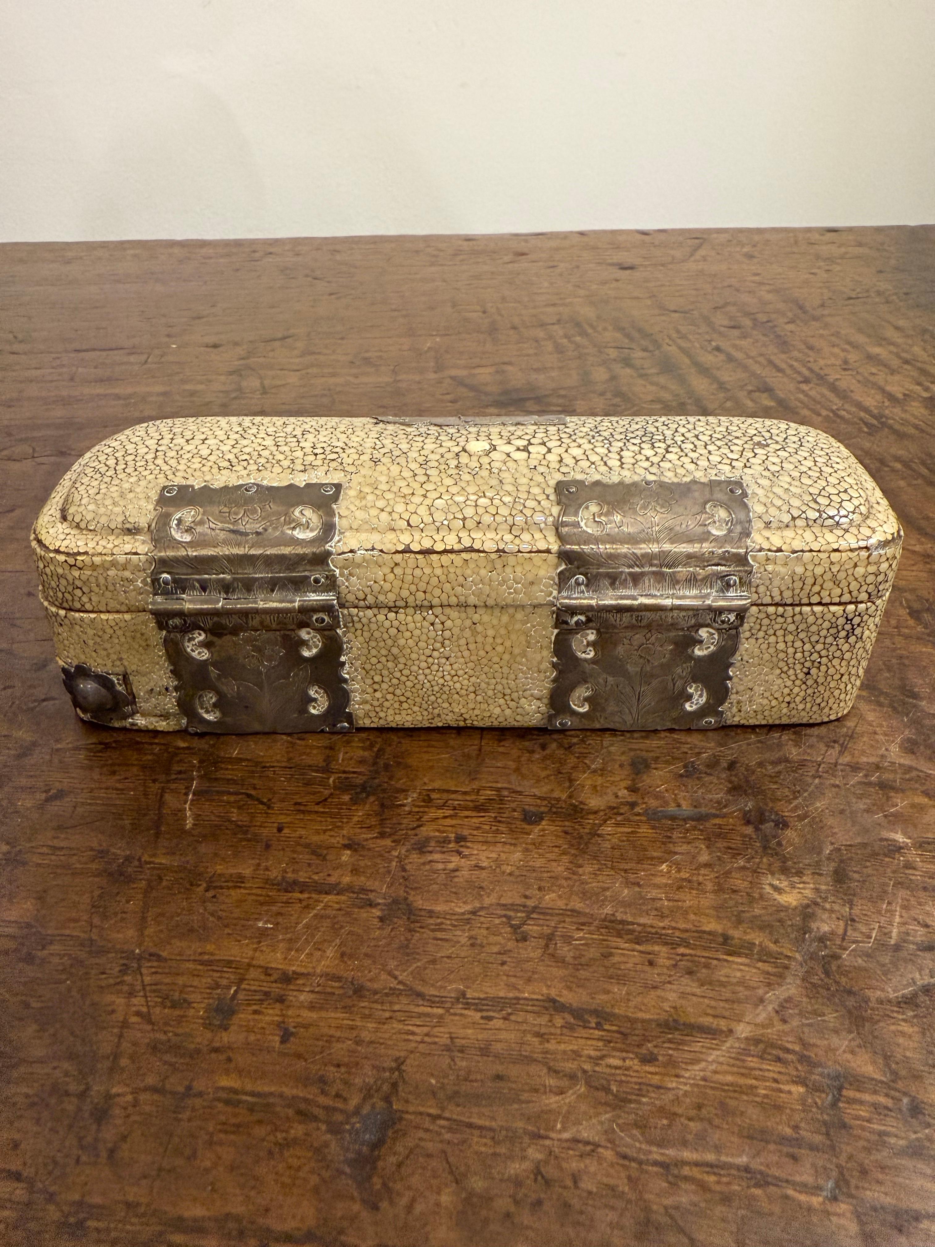 Boîte à bijoux à couvercle en galuchat, XVIIIe siècle en vente 6