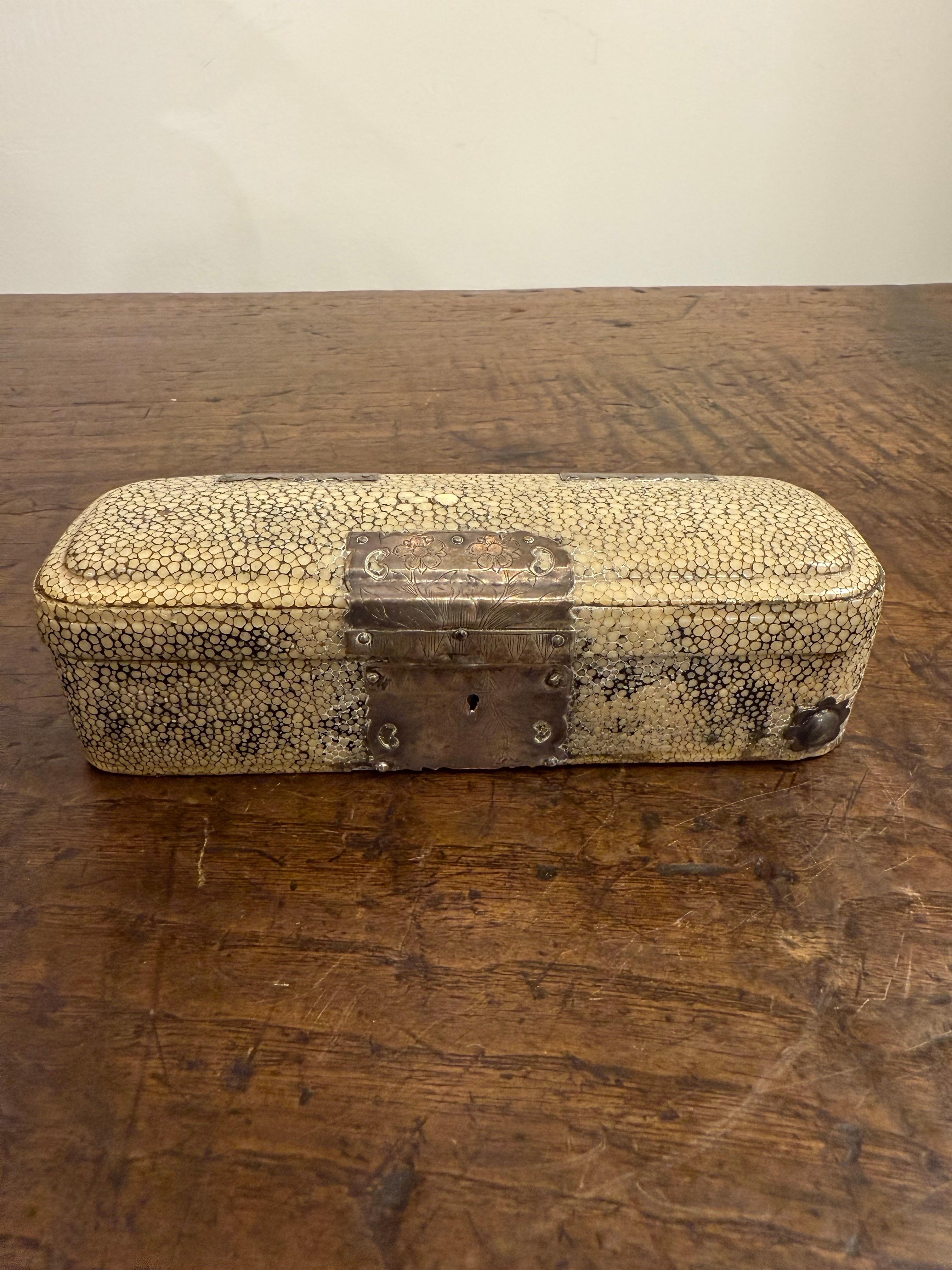 Fait main Boîte à bijoux à couvercle en galuchat, XVIIIe siècle en vente