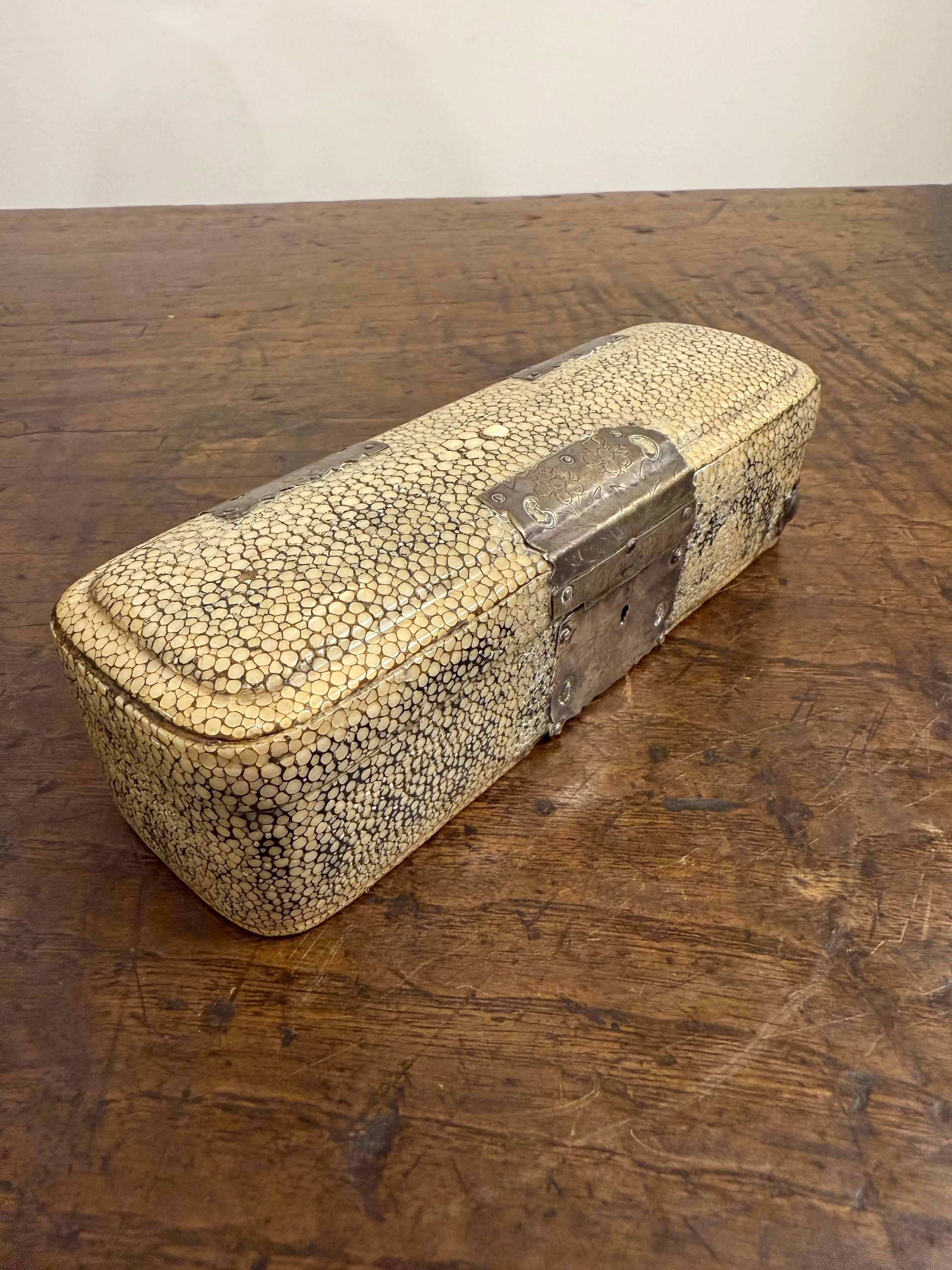 Boîte à bijoux à couvercle en galuchat, XVIIIe siècle Bon état - En vente à ARMADALE, VIC