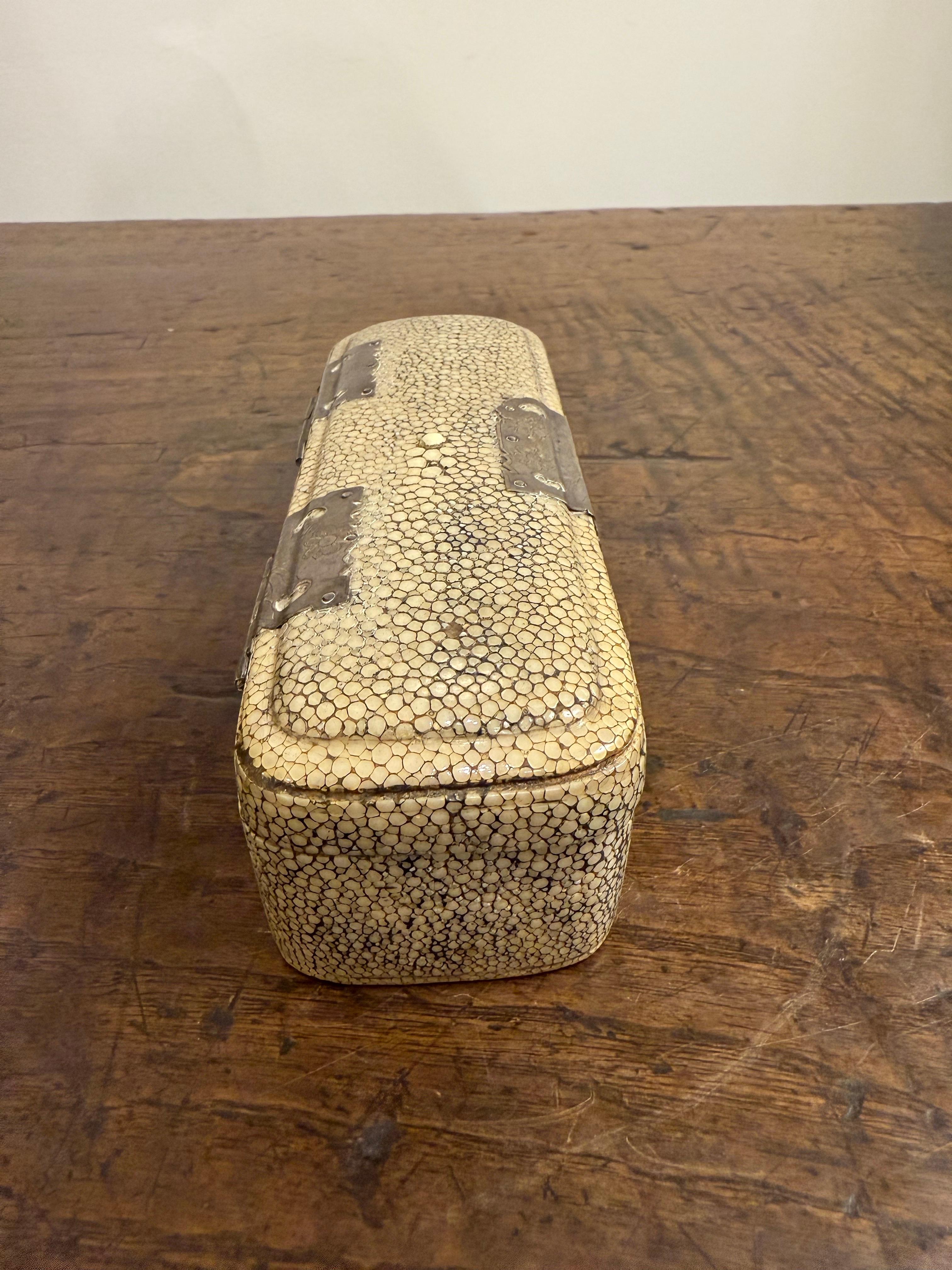 XVIIIe siècle et antérieur Boîte à bijoux à couvercle en galuchat, XVIIIe siècle en vente