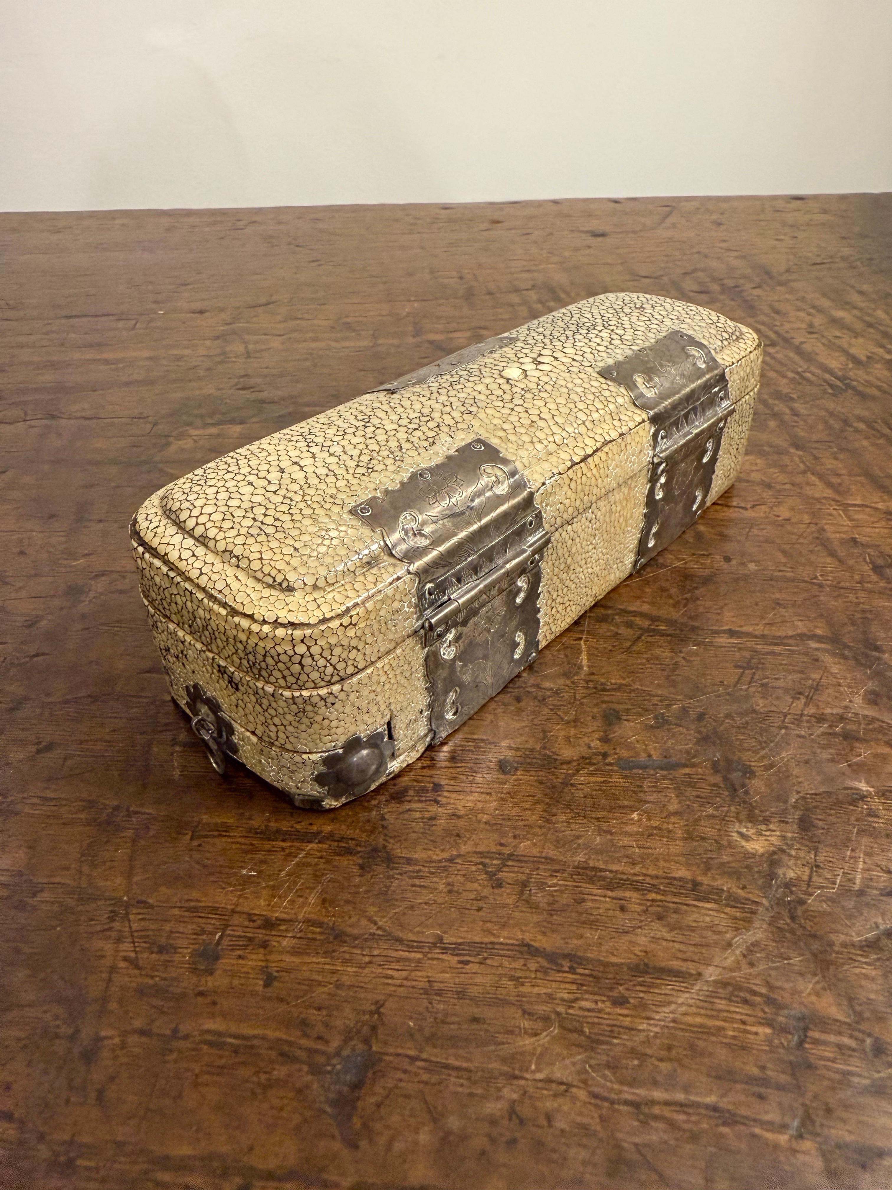 Boîte à bijoux à couvercle en galuchat, XVIIIe siècle en vente 2