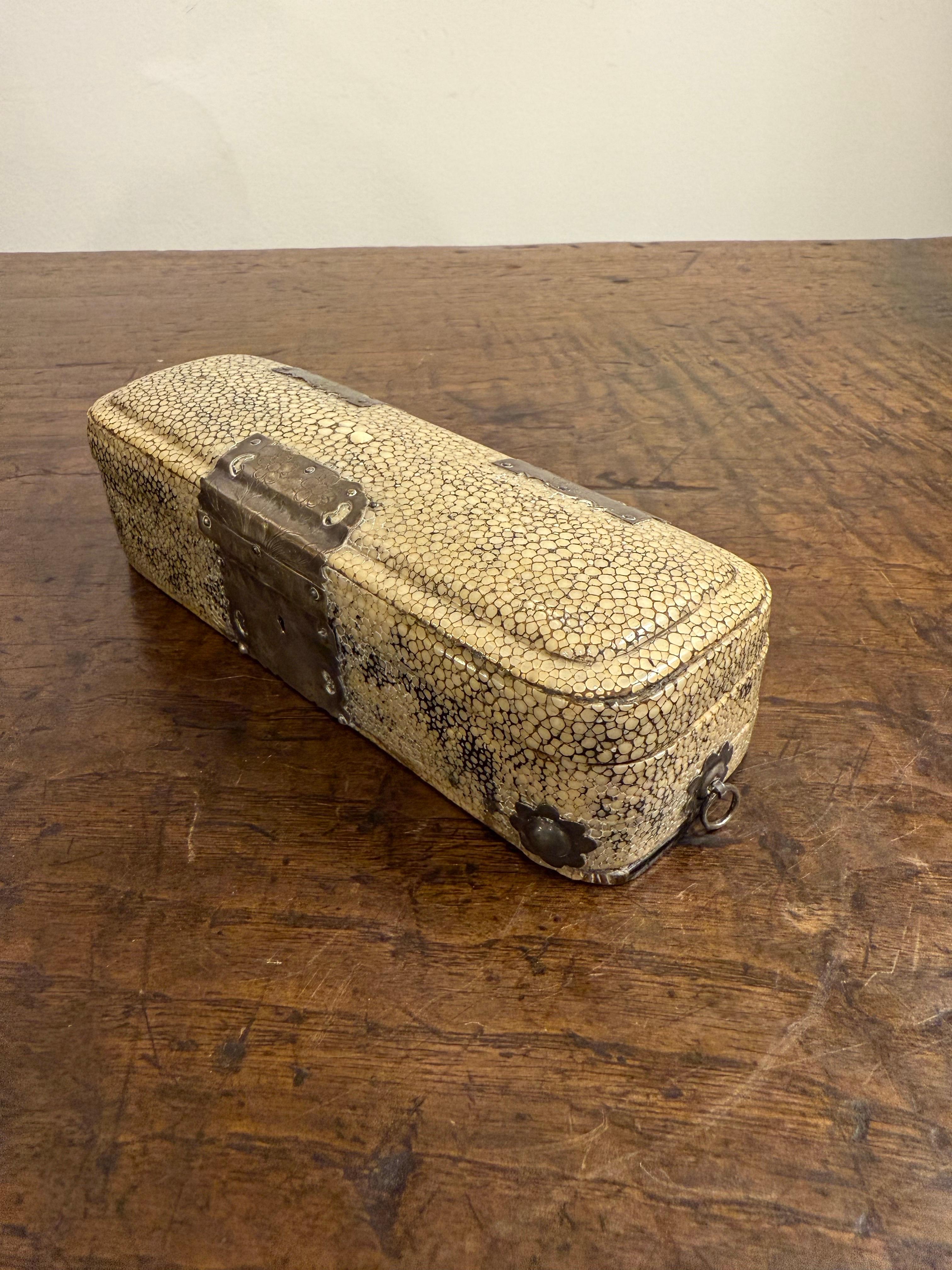 Boîte à bijoux à couvercle en galuchat, XVIIIe siècle en vente 3