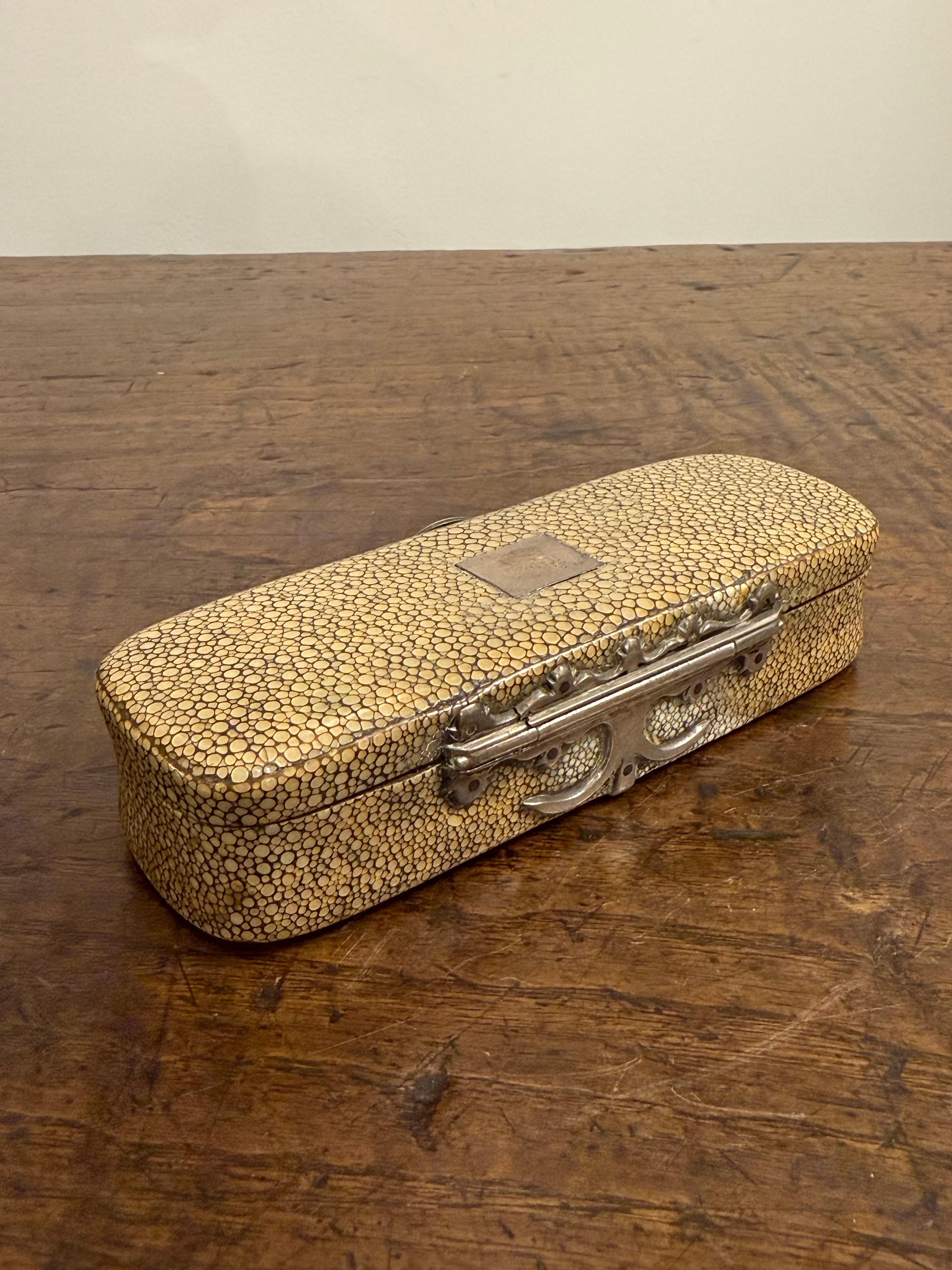 Boîte à tabac en galuchat, XVIIIe siècle en vente 4