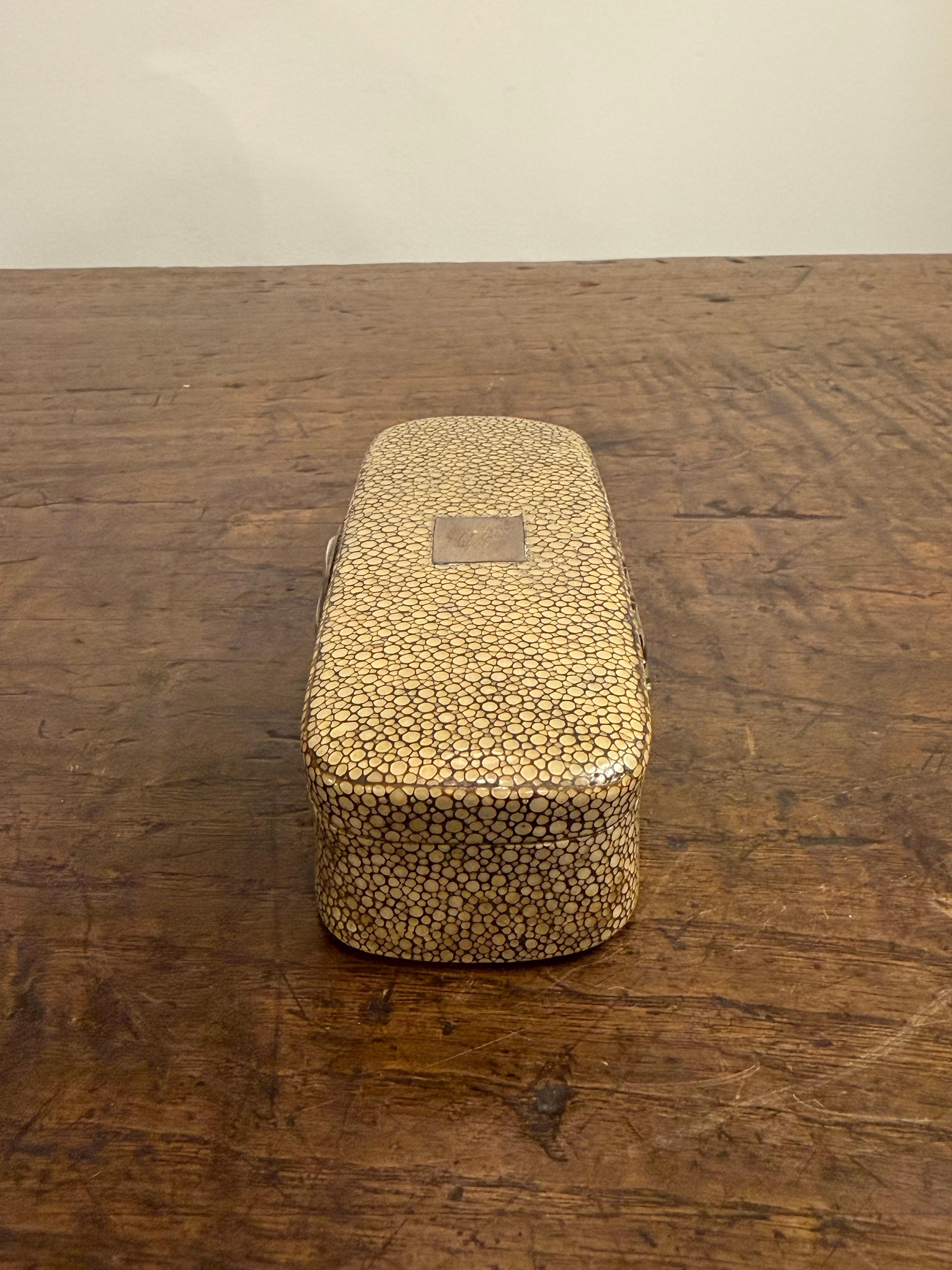 Boîte à tabac en galuchat, XVIIIe siècle

Provenance : Collection privée australienne.

Dimensions :
Hauteur : 3cm.
Largeur : 15.5 cm.
Profondeur : 6cm.