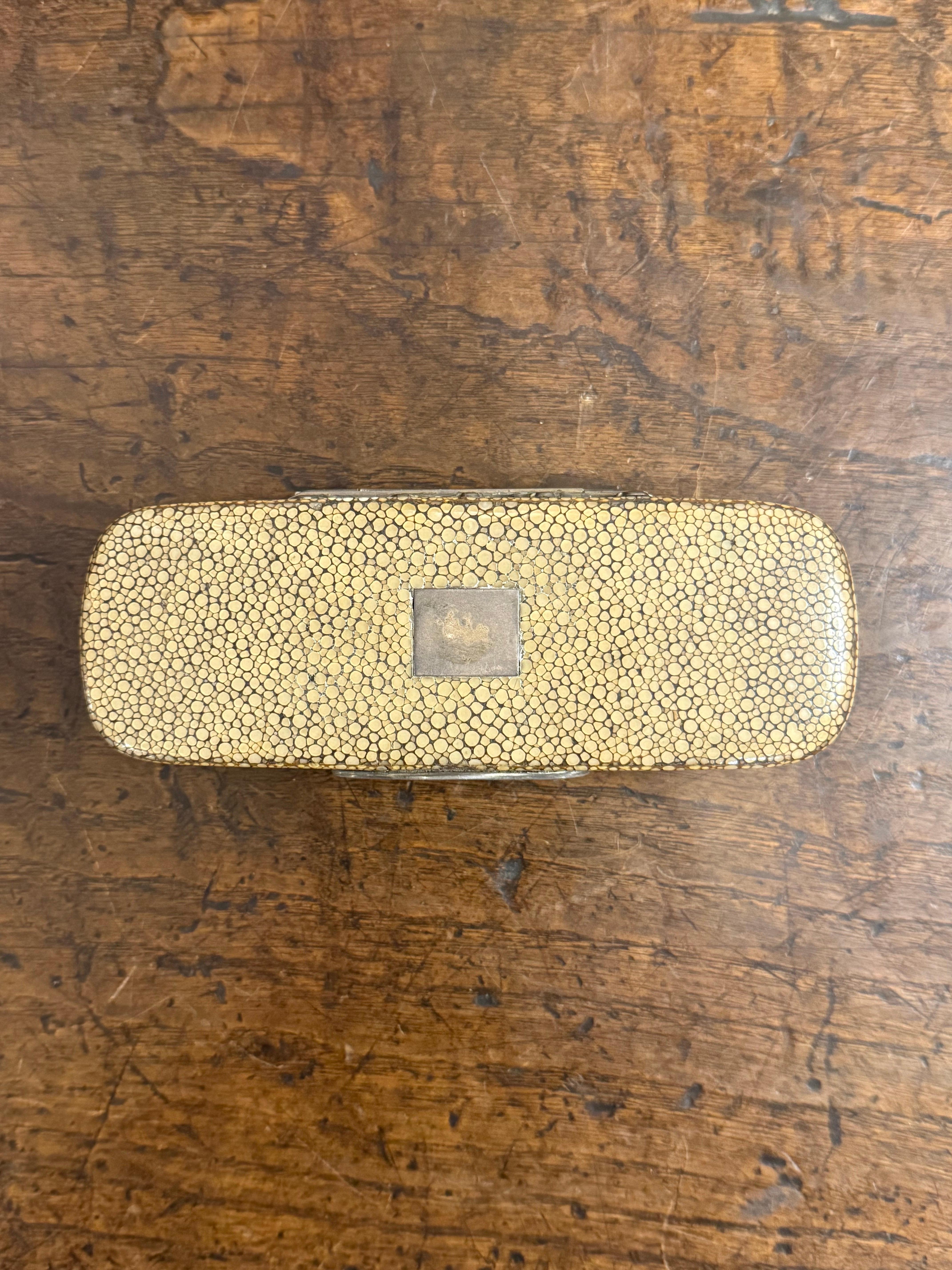 Boîte à tabac en galuchat, XVIIIe siècle Bon état - En vente à ARMADALE, VIC