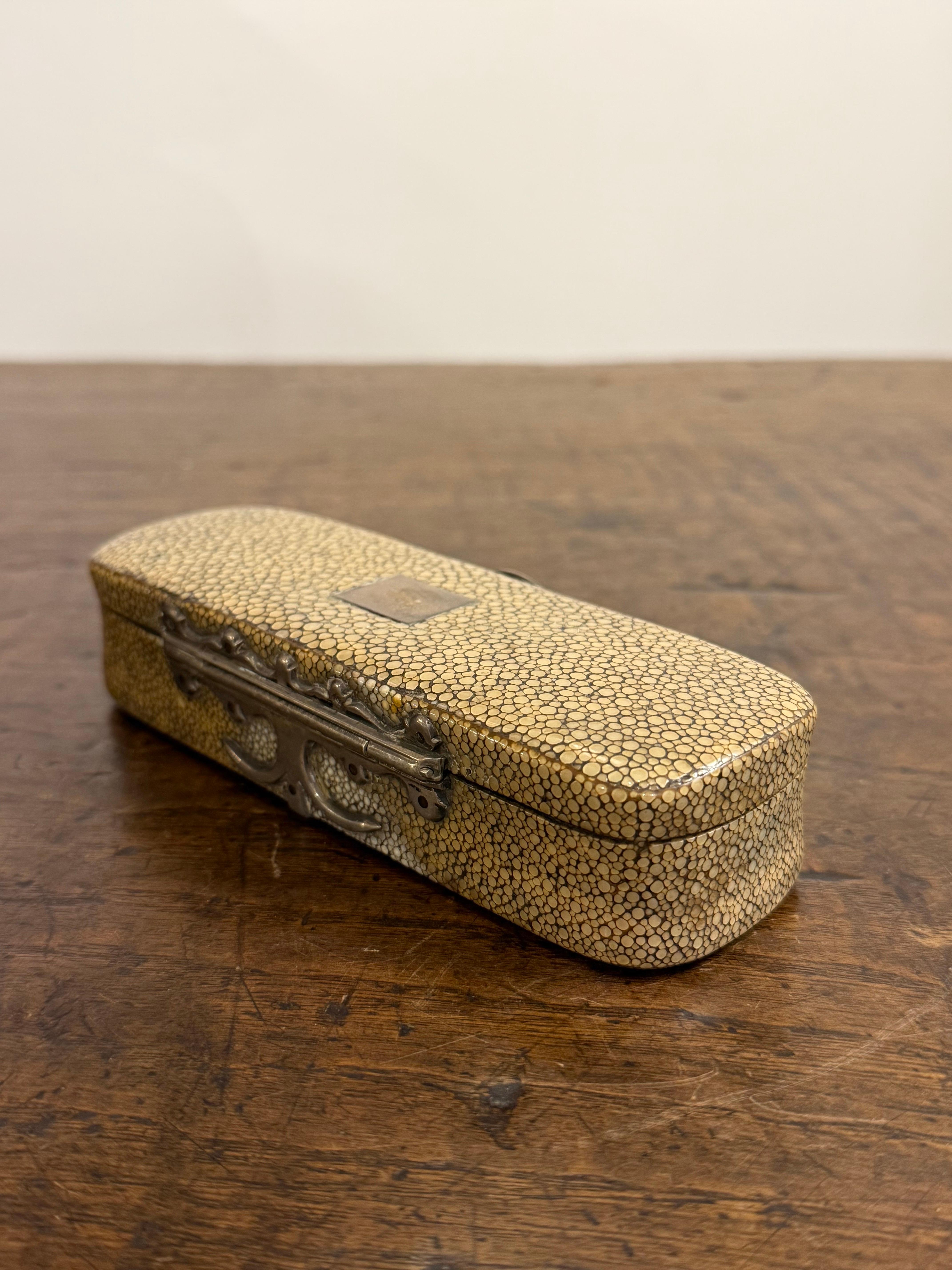 Boîte à tabac en galuchat, XVIIIe siècle en vente 1