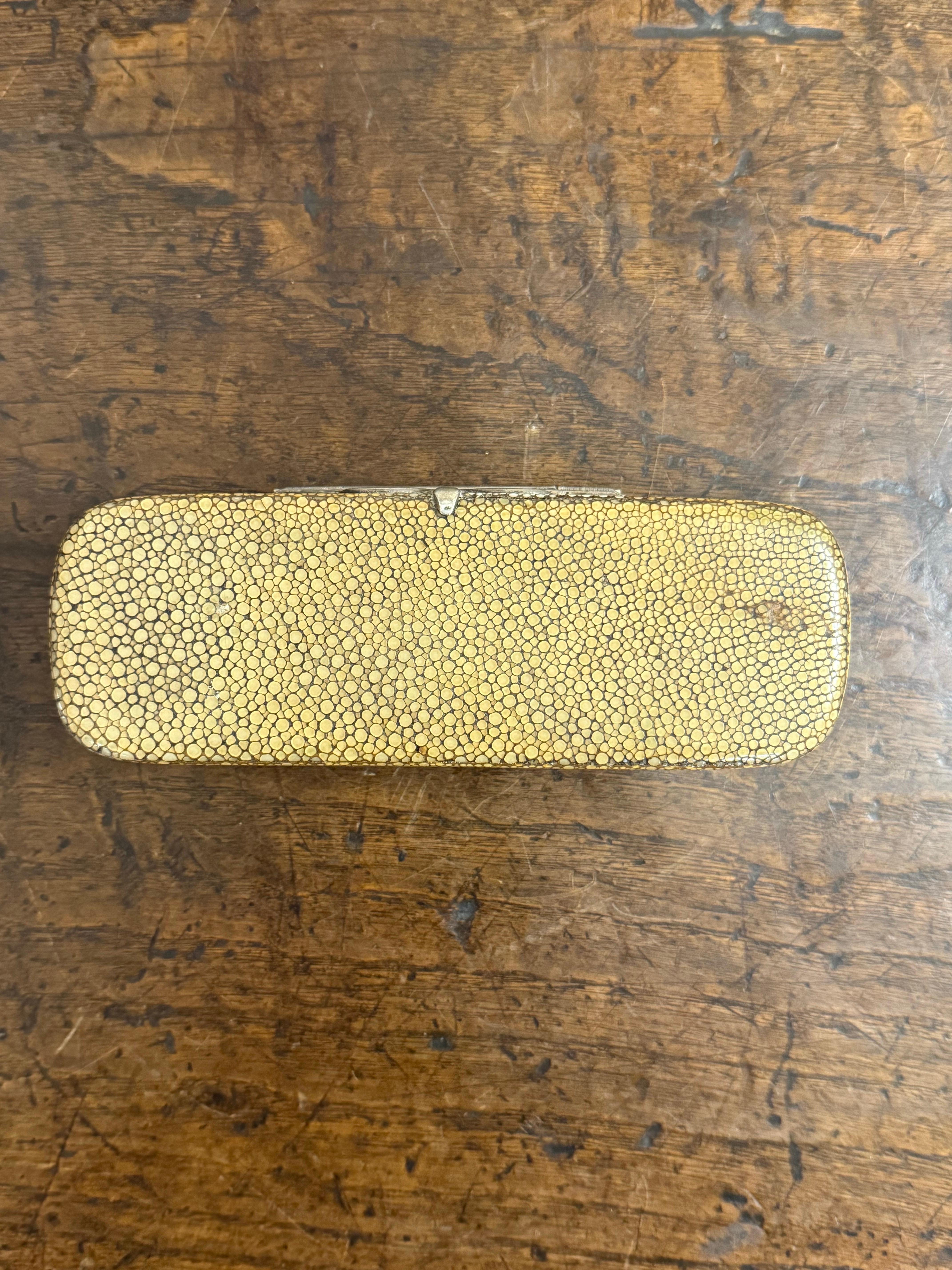 Boîte à tabac en galuchat, XVIIIe siècle en vente 3