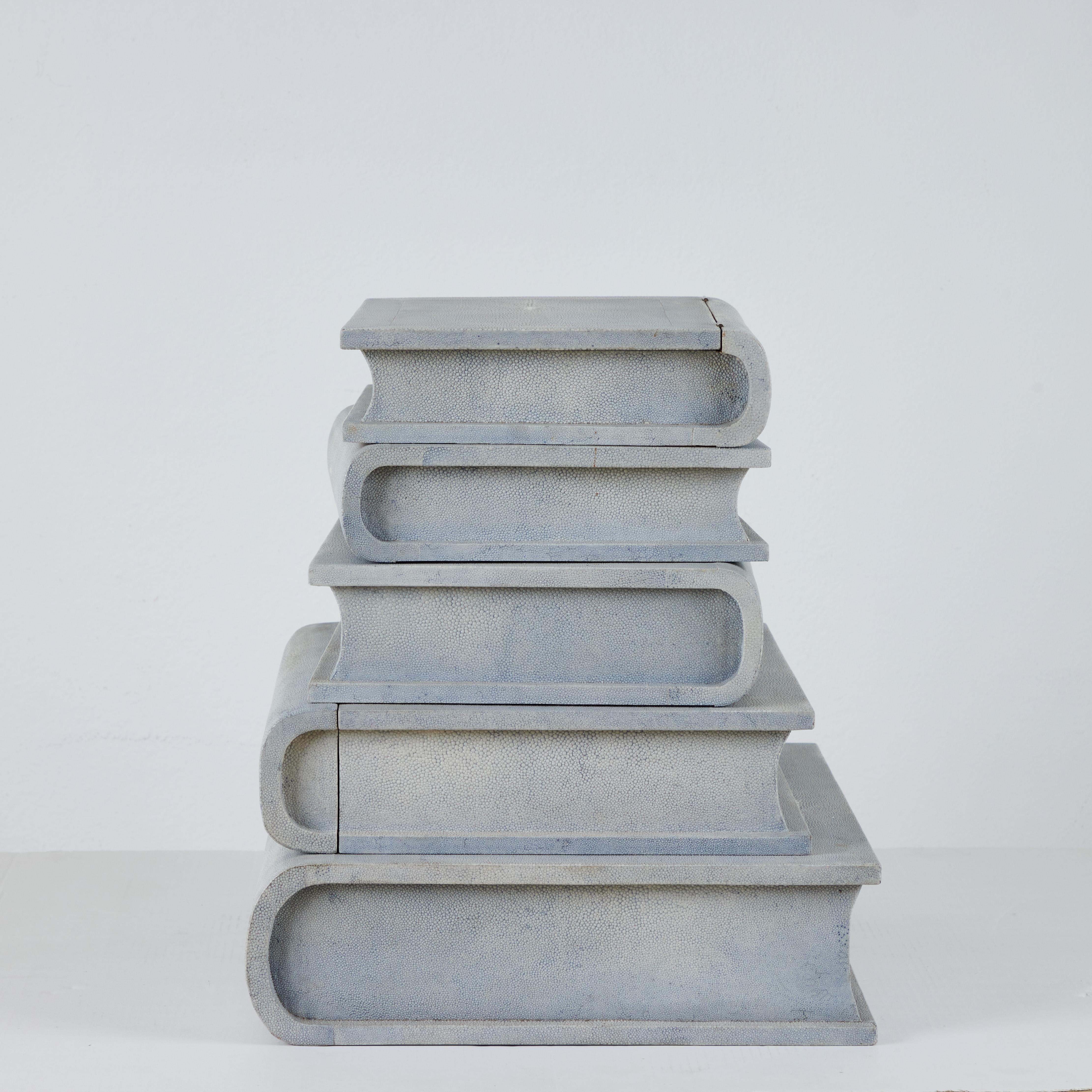 Beistelltisch „Stack of Books“ aus Chagrinlederfurnier, Maitland Smith, 1980er Jahre (Moderne der Mitte des Jahrhunderts) im Angebot