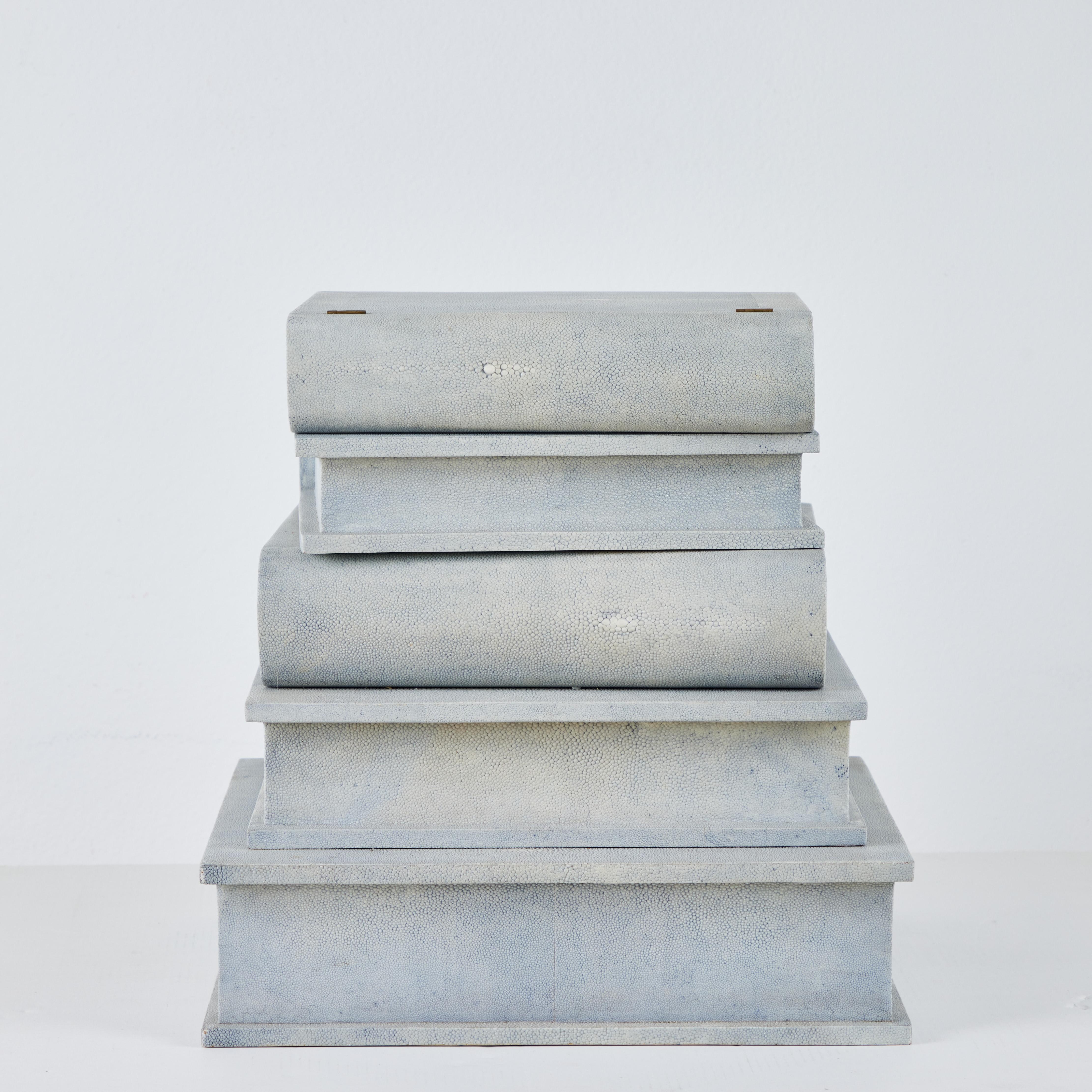 Beistelltisch „Stack of Books“ aus Chagrinlederfurnier, Maitland Smith, 1980er Jahre (amerikanisch) im Angebot