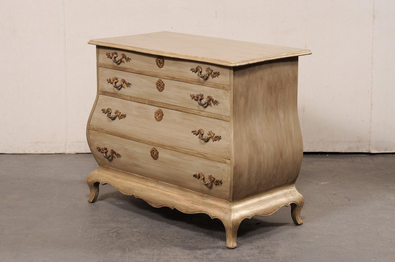 Commode bombée française avec belle quincaillerie rococo en vente 5