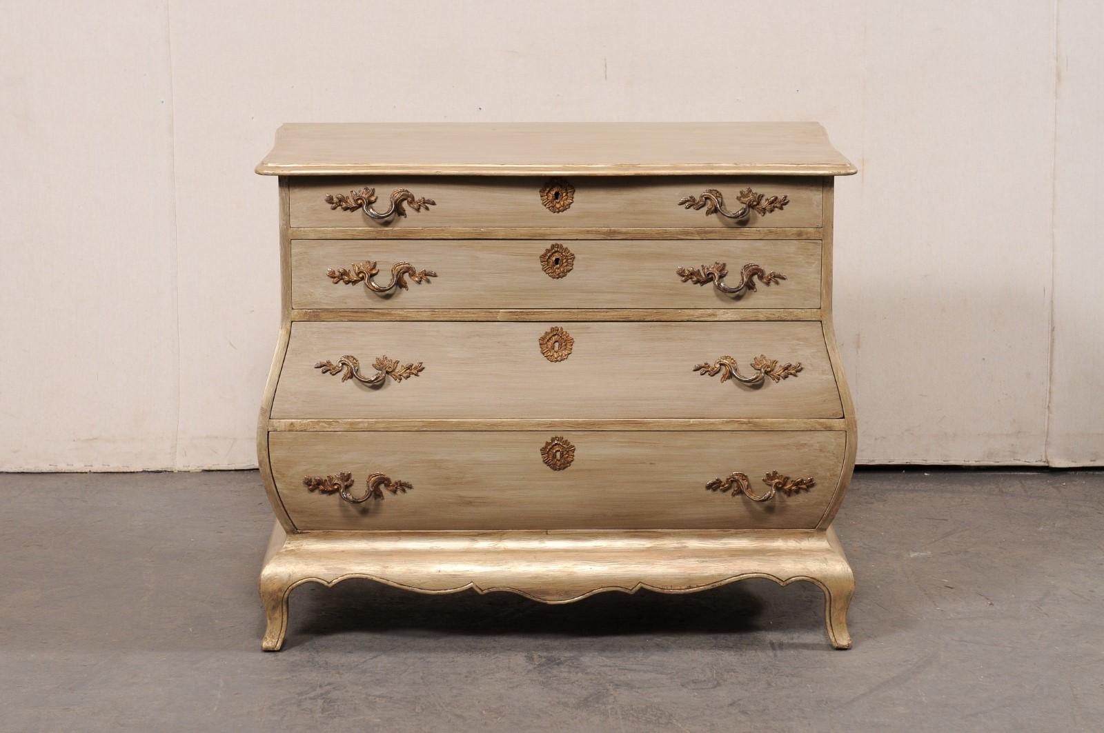 Commode bombée française avec belle quincaillerie rococo en vente 6