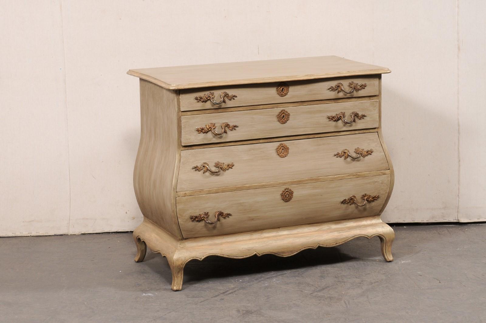 Commode en bois peint de style bombé datant du milieu du 20e siècle. Cette commode vintage de France présente un plateau rectangulaire avec une façade subtilement serpentine, surmontant un corps galbé dont les deux tiroirs supérieurs sont logés dans