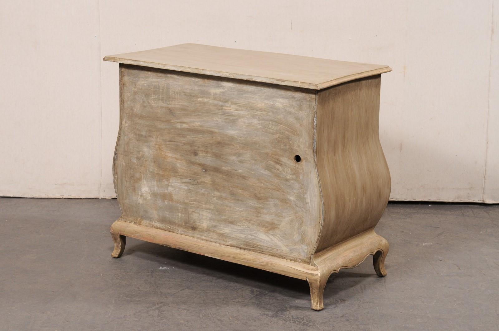 Commode bombée française avec belle quincaillerie rococo en vente 1