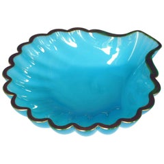 Bol en forme de coquille en verre opalin bleu pâle Shapely français