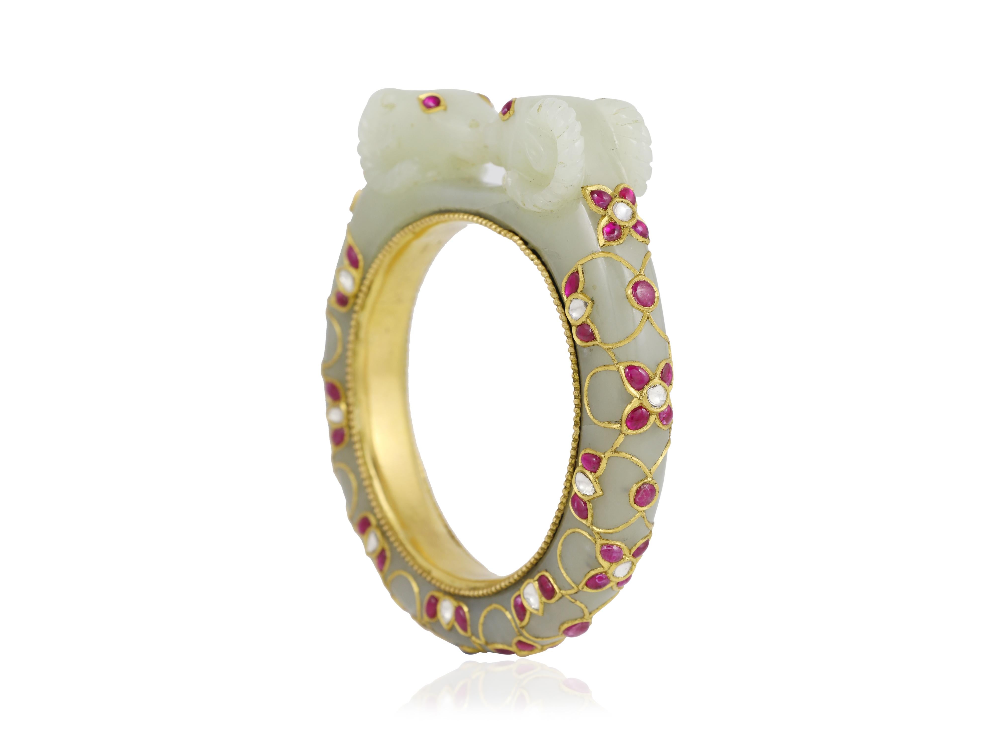 Brazalete de jade con cabeza de oveja, oro de 22 quilates, rubíes y diamantes  Joyas de la India mogol en venta 5