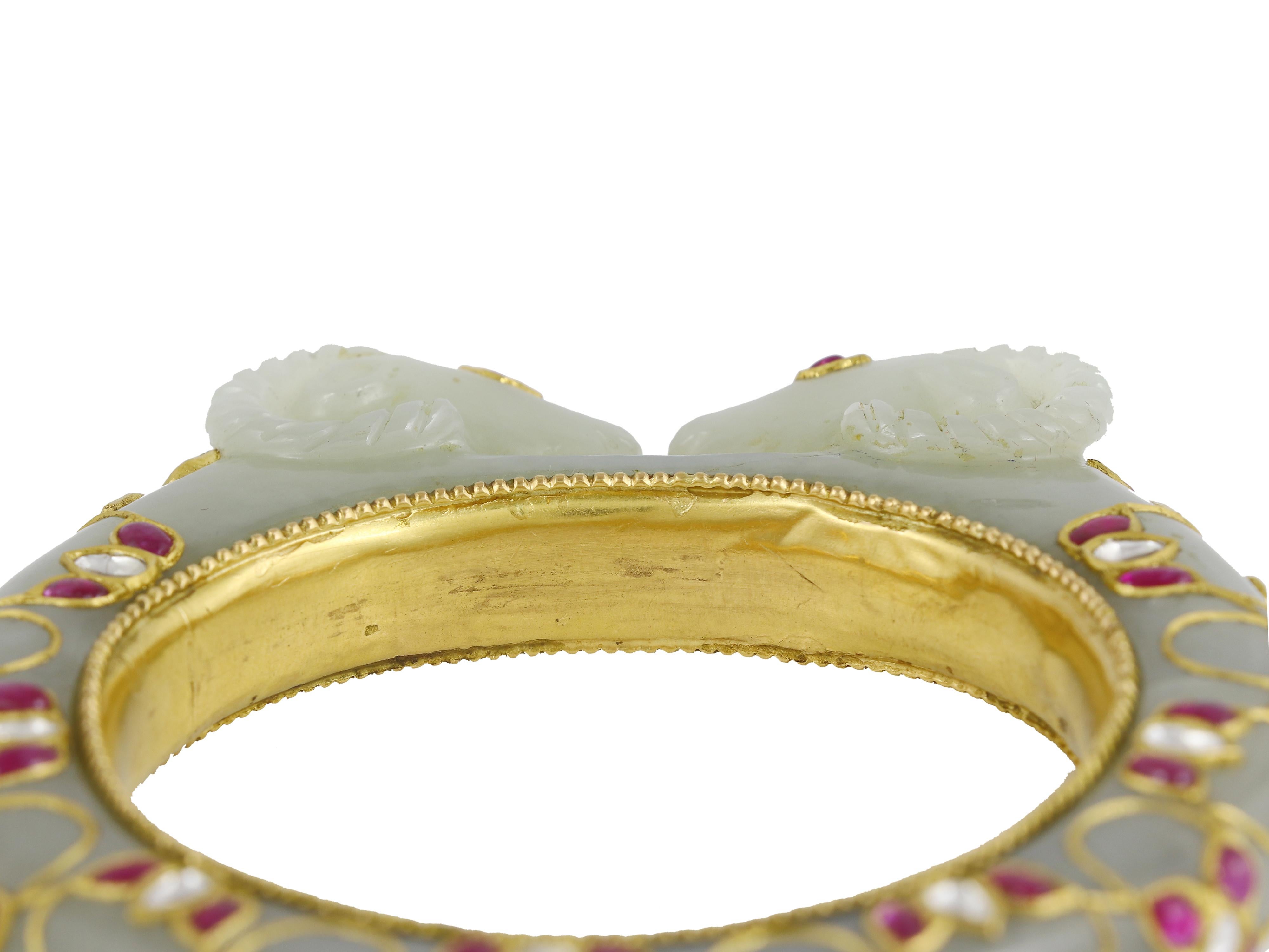 Brazalete de jade con cabeza de oveja, oro de 22 quilates, rubíes y diamantes  Joyas de la India mogol en venta 6