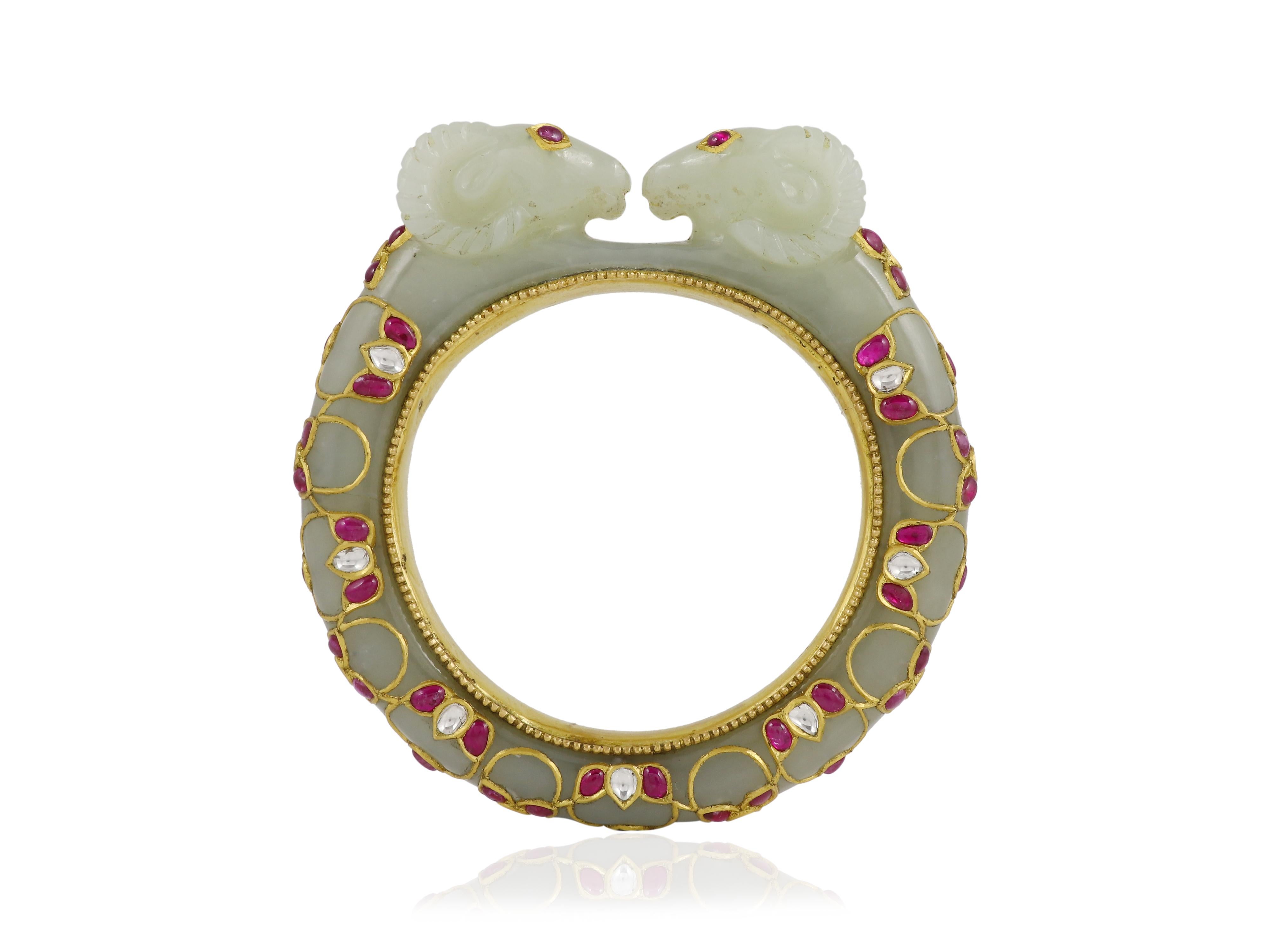 Brazalete de jade con cabeza de oveja, oro de 22 quilates, rubíes y diamantes  Joyas de la India mogol Sin cortar en venta