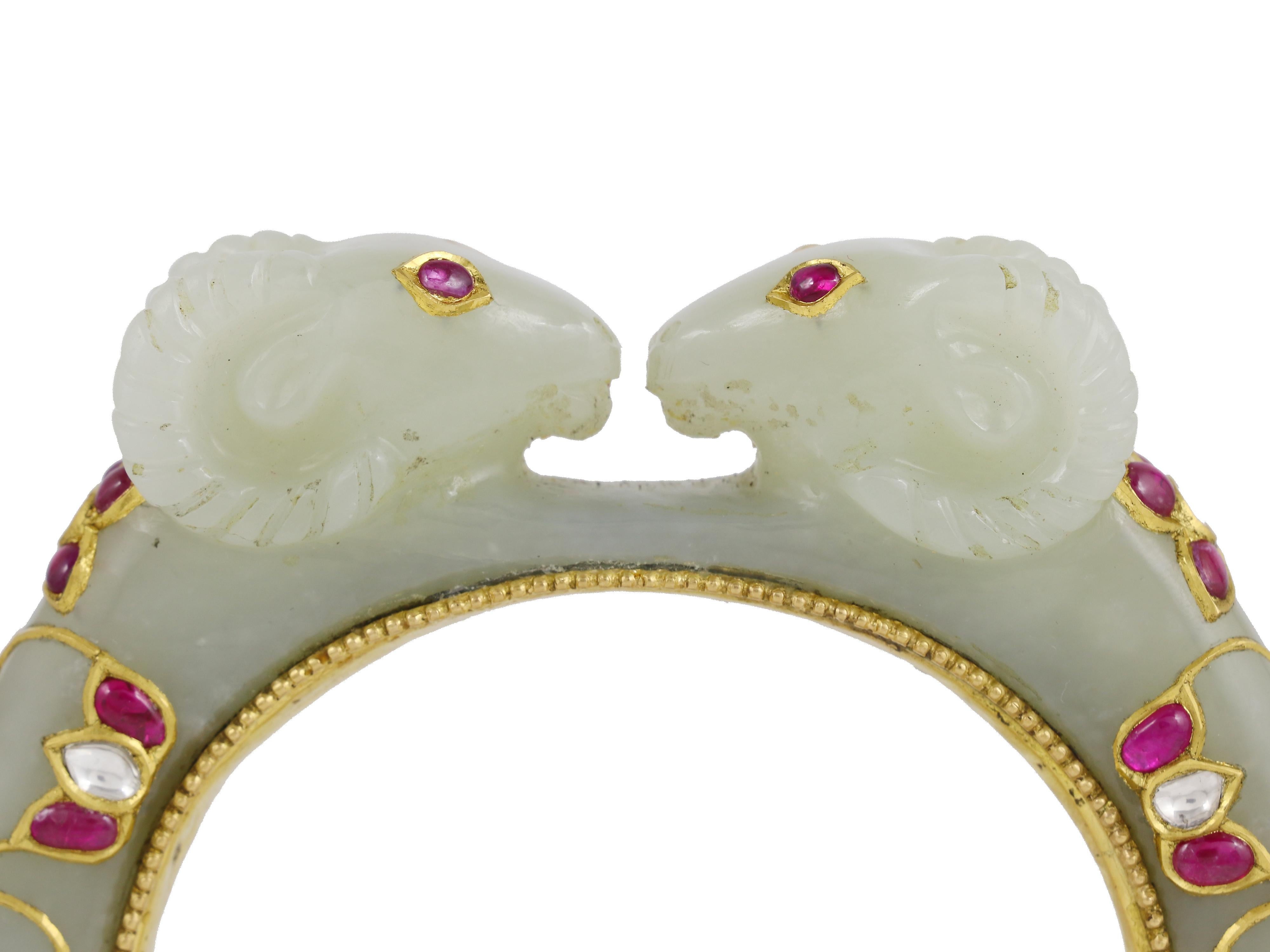 Brazalete de jade con cabeza de oveja, oro de 22 quilates, rubíes y diamantes  Joyas de la India mogol en Nuevo estado para la venta en Bangkok,, TH
