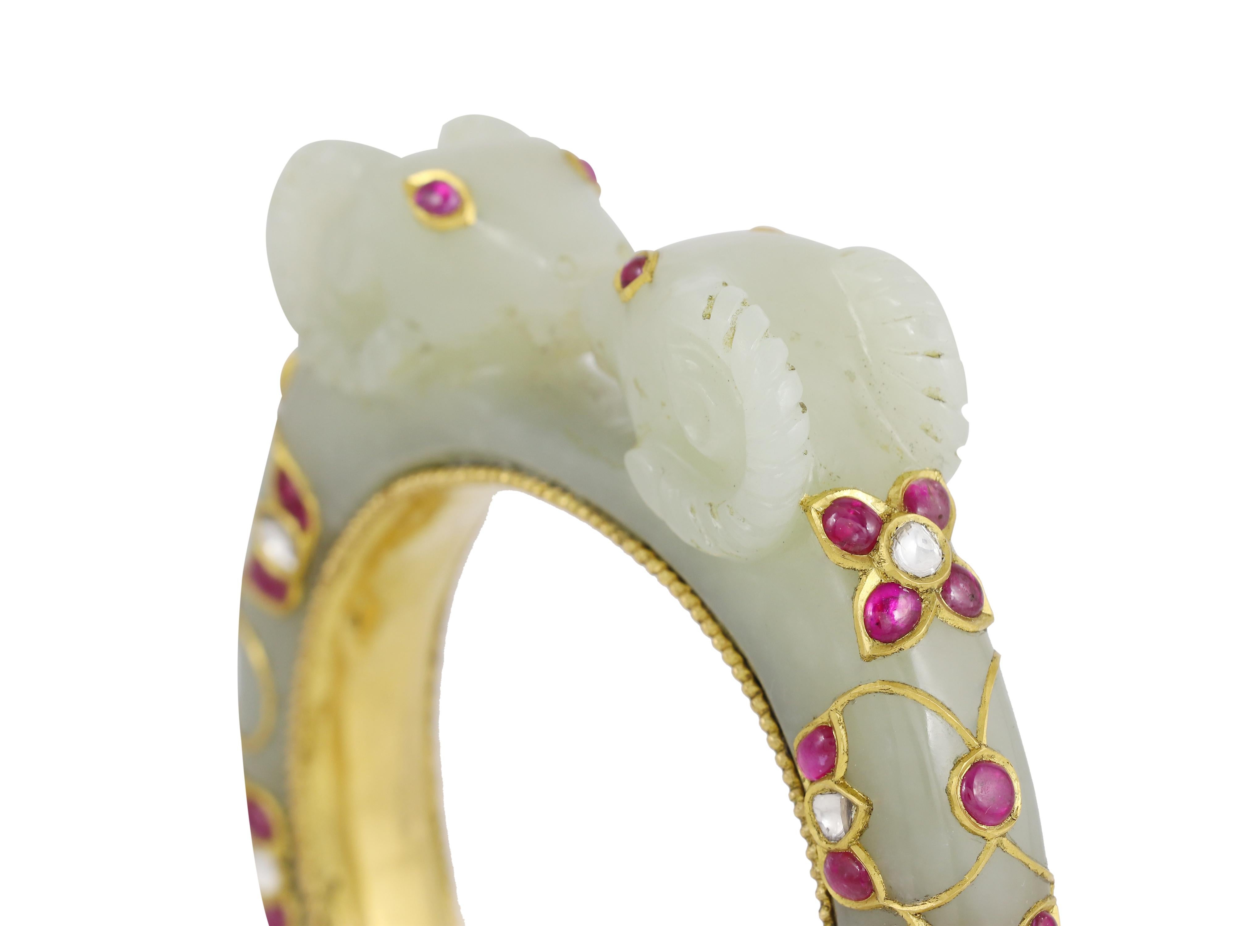 Femenino o masculino Brazalete de jade con cabeza de oveja, oro de 22 quilates, rubíes y diamantes  Joyas de la India mogol en venta
