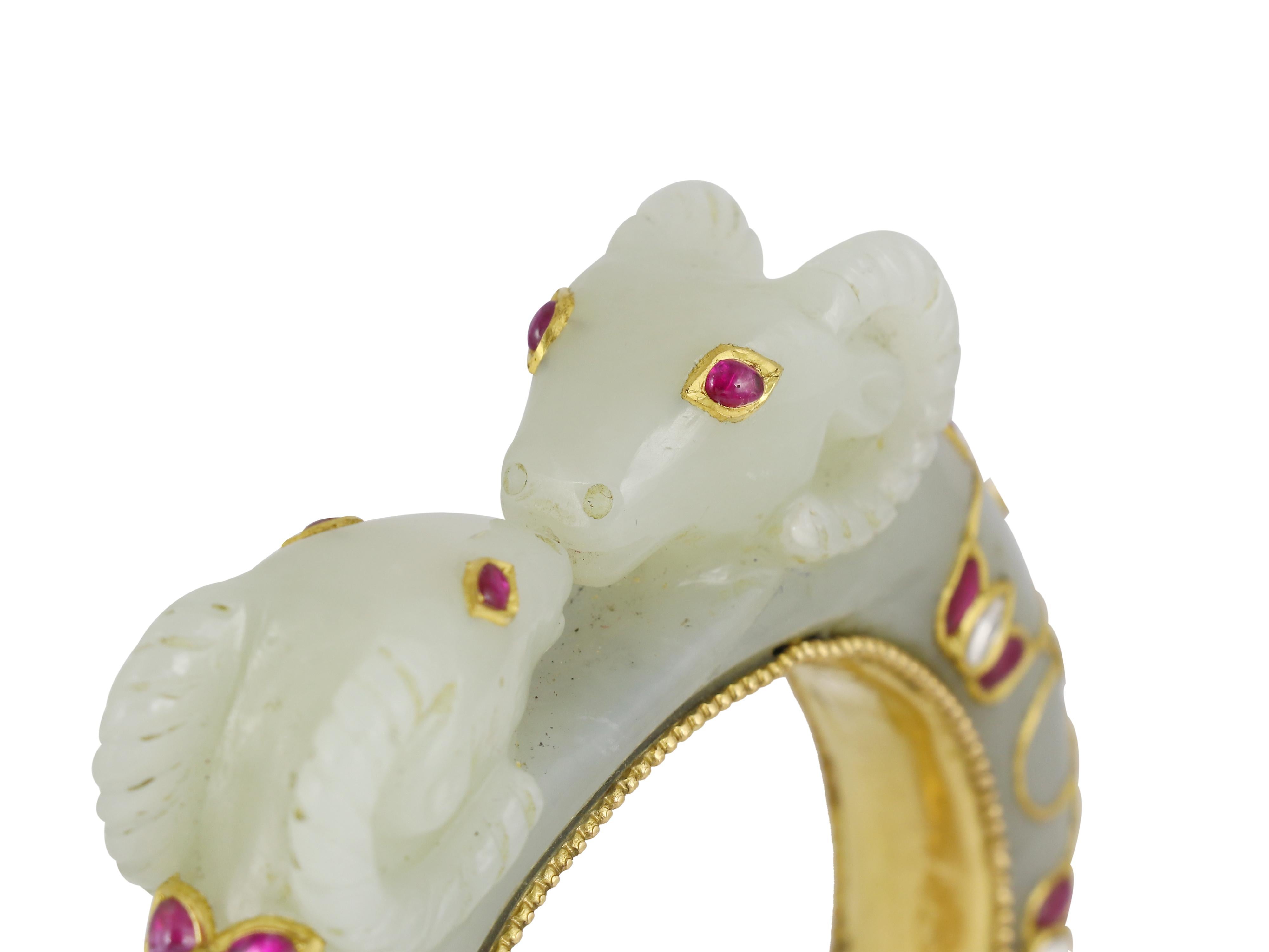 Brazalete de jade con cabeza de oveja, oro de 22 quilates, rubíes y diamantes  Joyas de la India mogol en venta 2