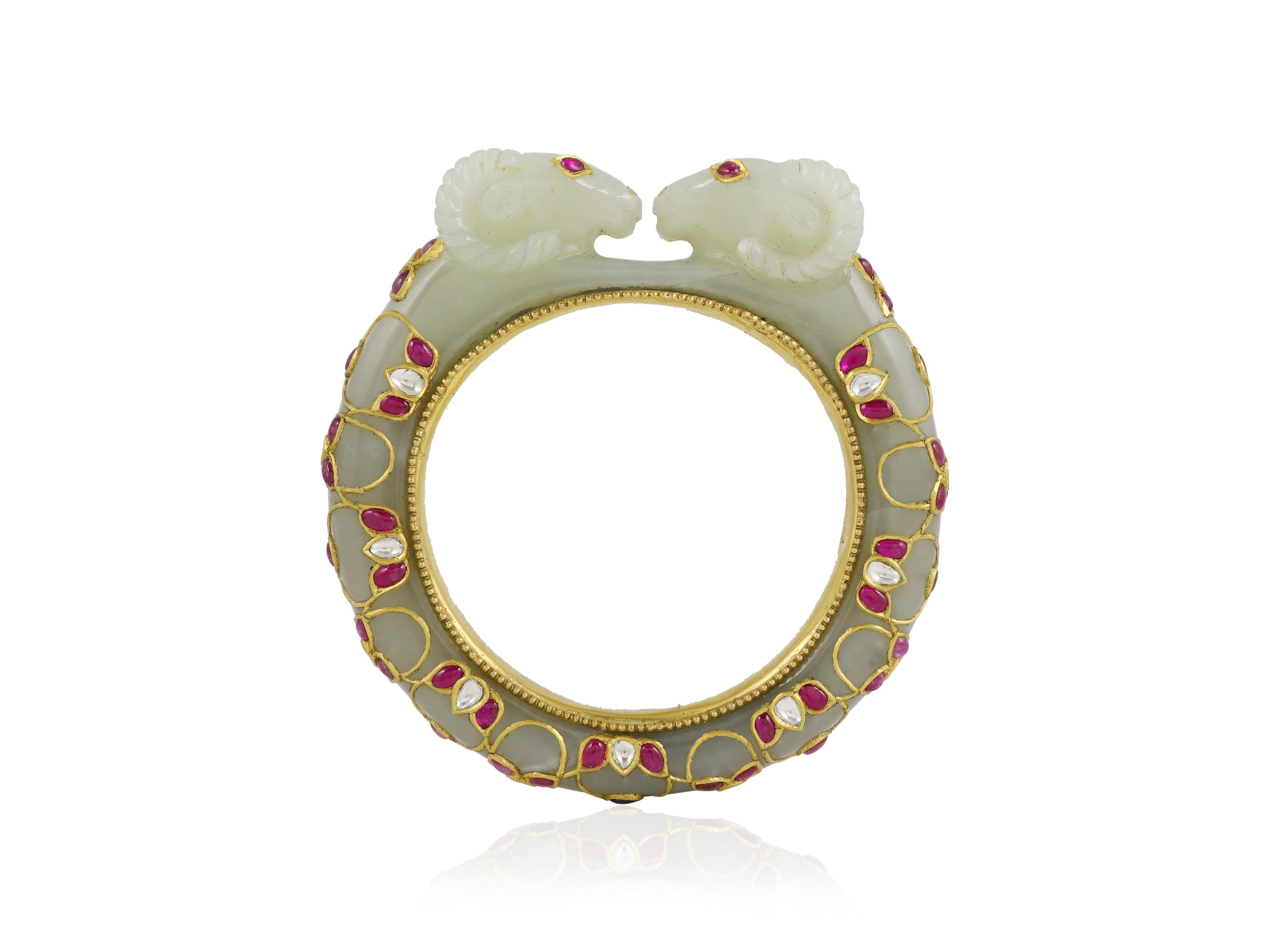 Brazalete de jade con cabeza de oveja, oro de 22 quilates, rubíes y diamantes  Joyas de la India mogol en venta 3