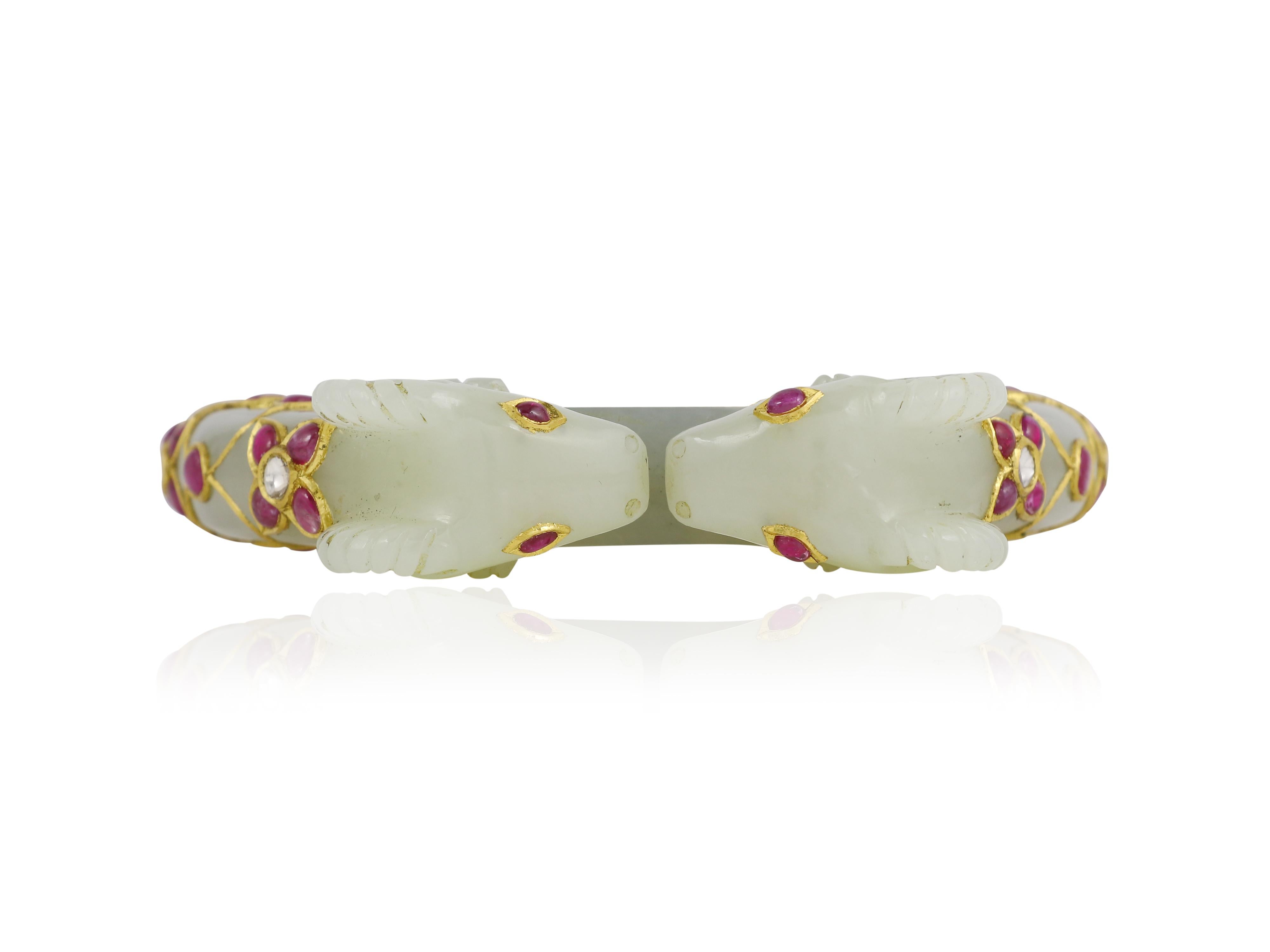 Brazalete de jade con cabeza de oveja, oro de 22 quilates, rubíes y diamantes  Joyas de la India mogol en venta 4
