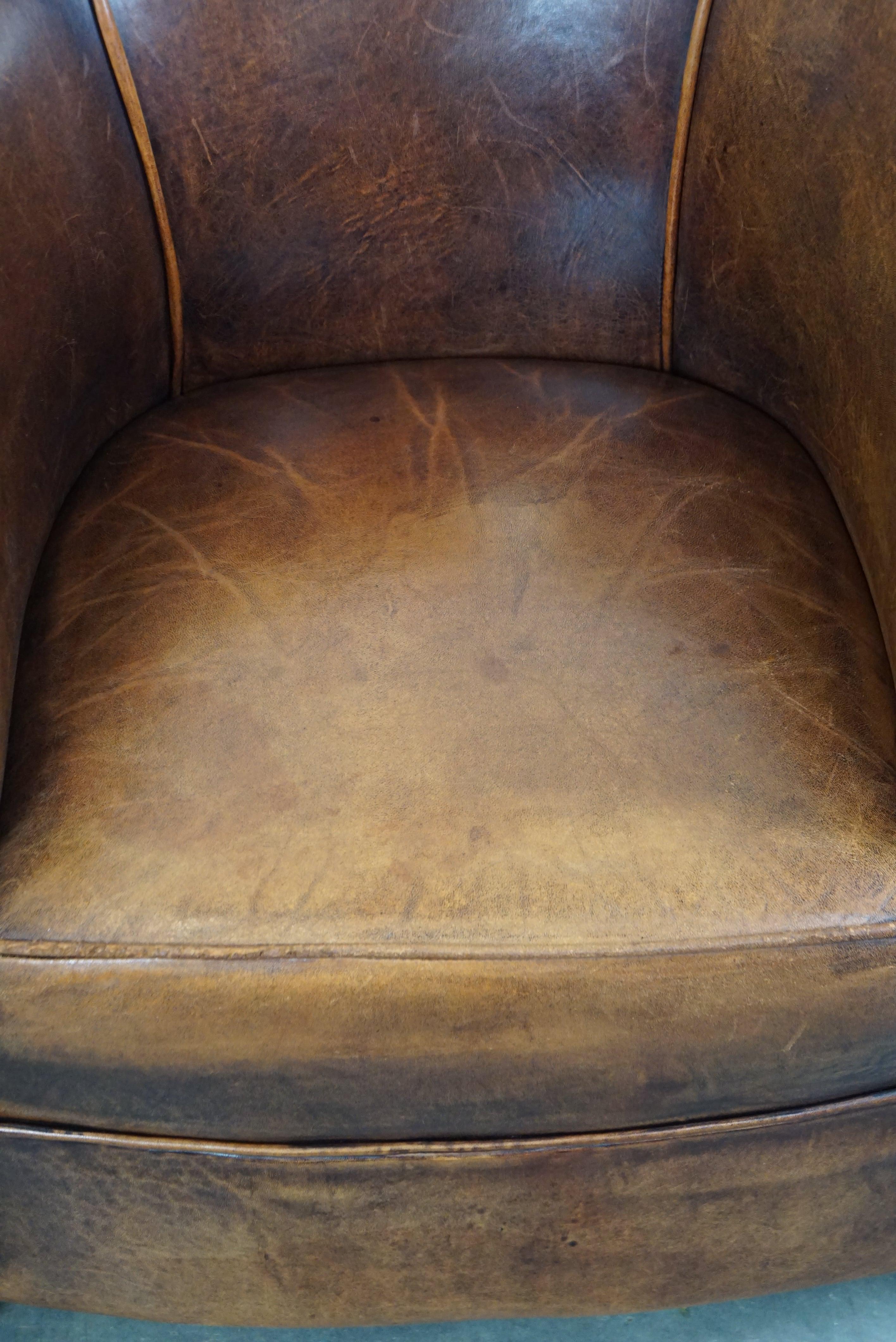 XXIe siècle et contemporain Un fauteuil club en cuir de mouton en bon état, de taille modeste. en vente