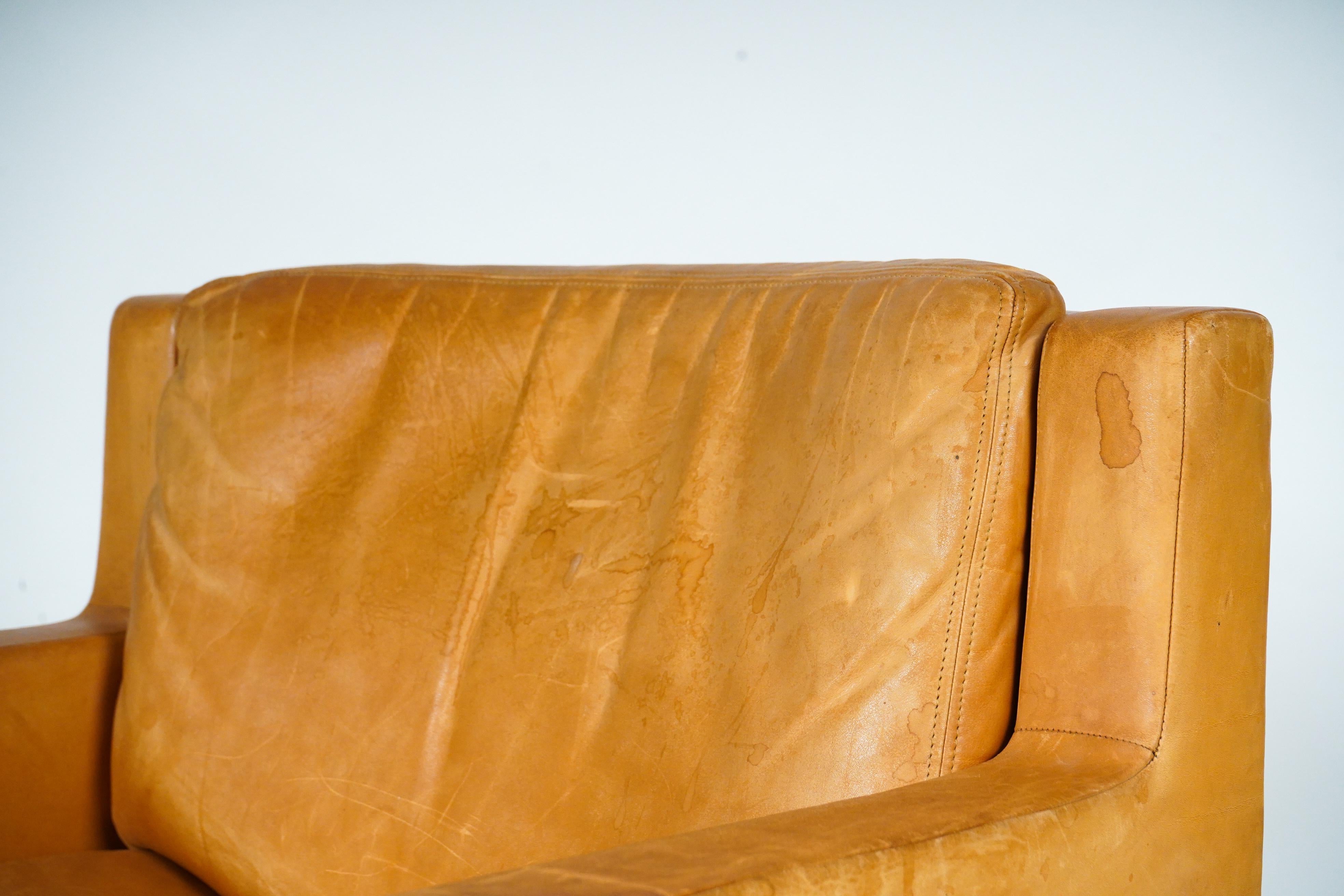 Dieser äußerst bequeme Loungesessel verbindet die Stärke und Schärfe von Metall mit der Wärme und Geschmeidigkeit von Naturleder. Der Stuhl fügt sich in eine moderne Einrichtung ebenso gut ein wie in eine antike. Das Schafsleder ist in recht gutem