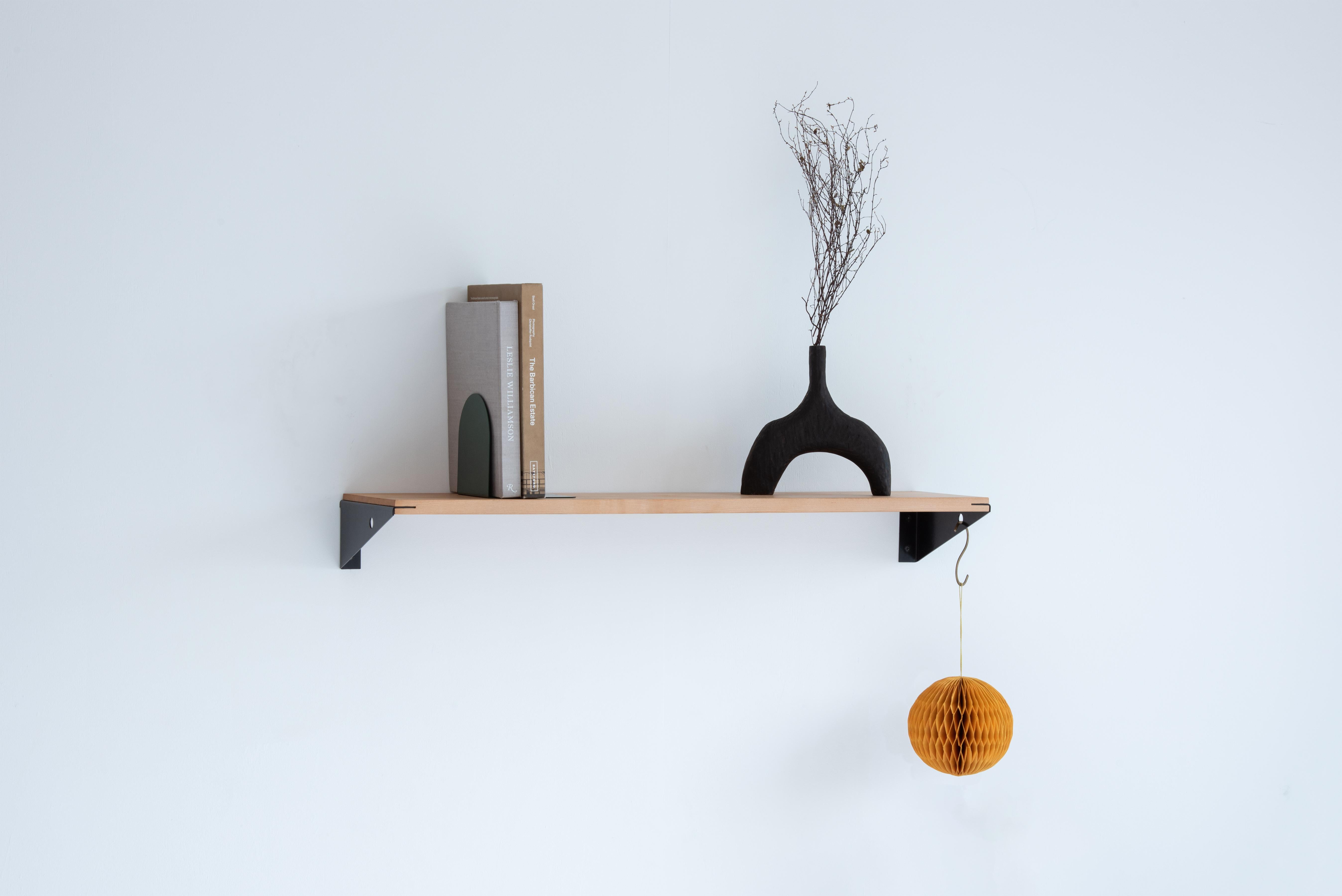 Lo Studio A Shelf di Eleg è un moderno scaffale a parete che combina funzionalità, chiarezza e sobria eleganza. Progettato e realizzato a mano in Danimarca, il pezzo abbina staffe in acciaio verniciato a polvere e faggio massiccio per creare un