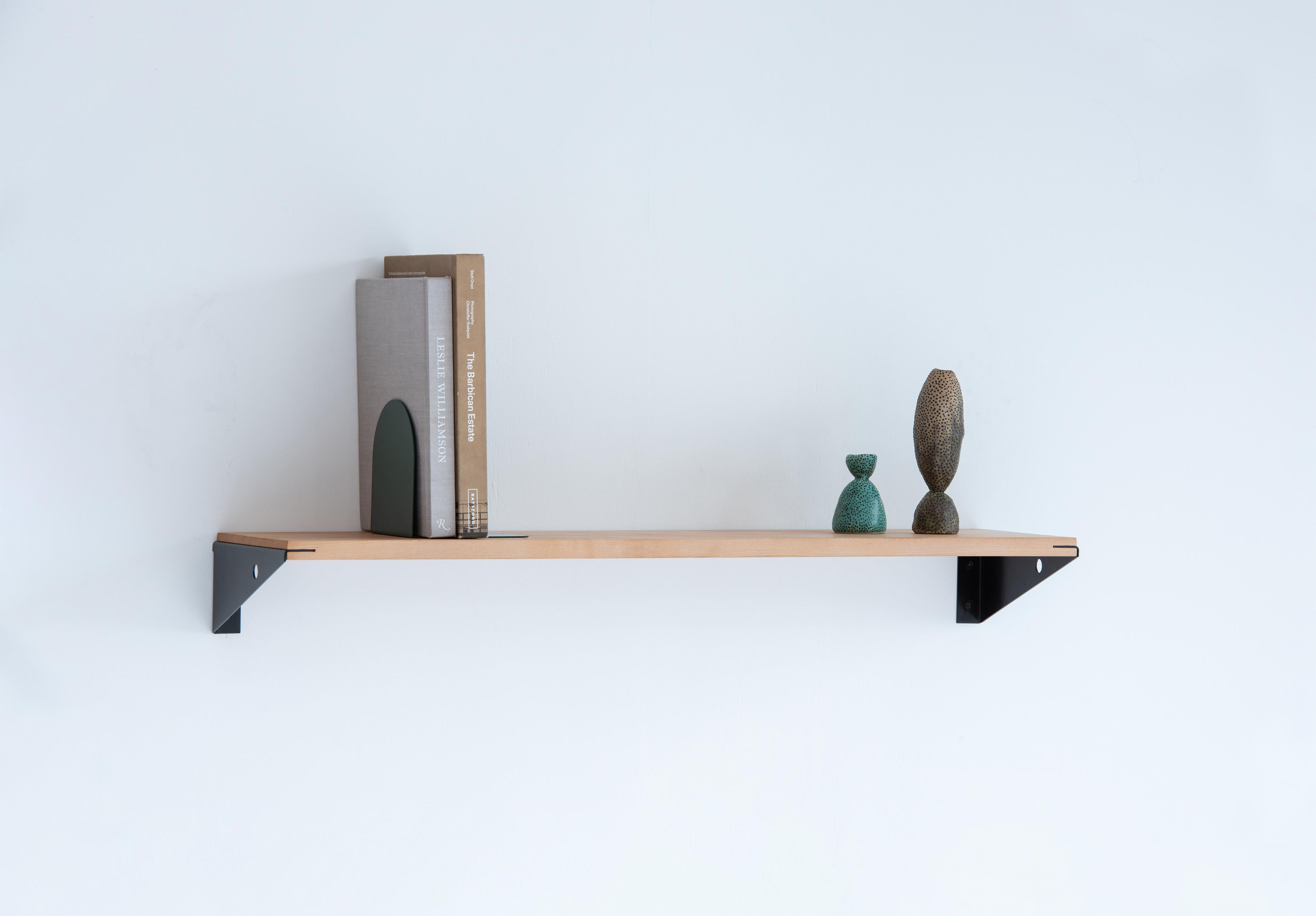 Moderno Studio A Shelf - Mensola da parete moderna in faggio massiccio e acciaio dello Studio Yann Gandon in vendita