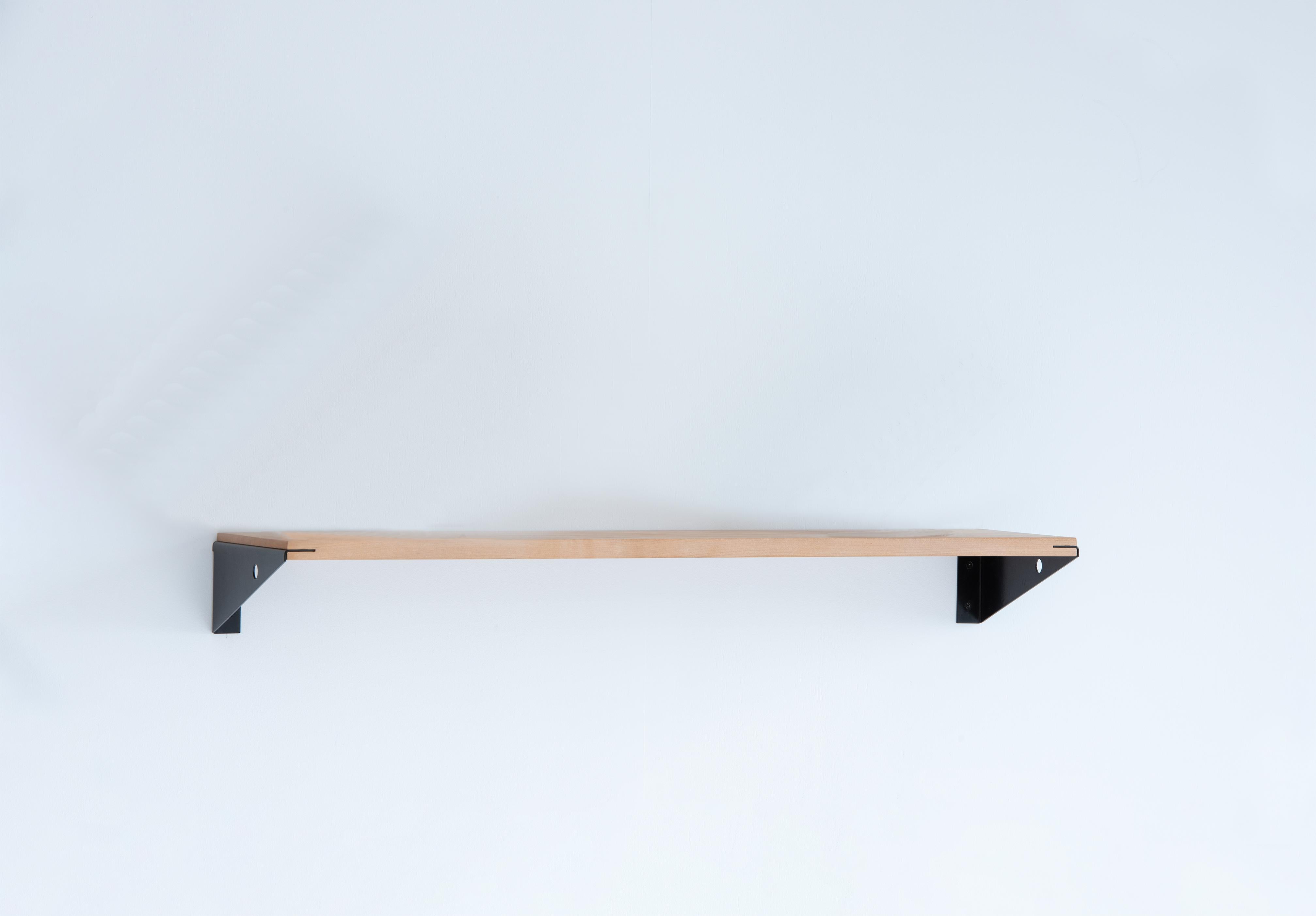 XXI secolo e contemporaneo Studio A Shelf - Mensola da parete moderna in faggio massiccio e acciaio dello Studio Yann Gandon in vendita