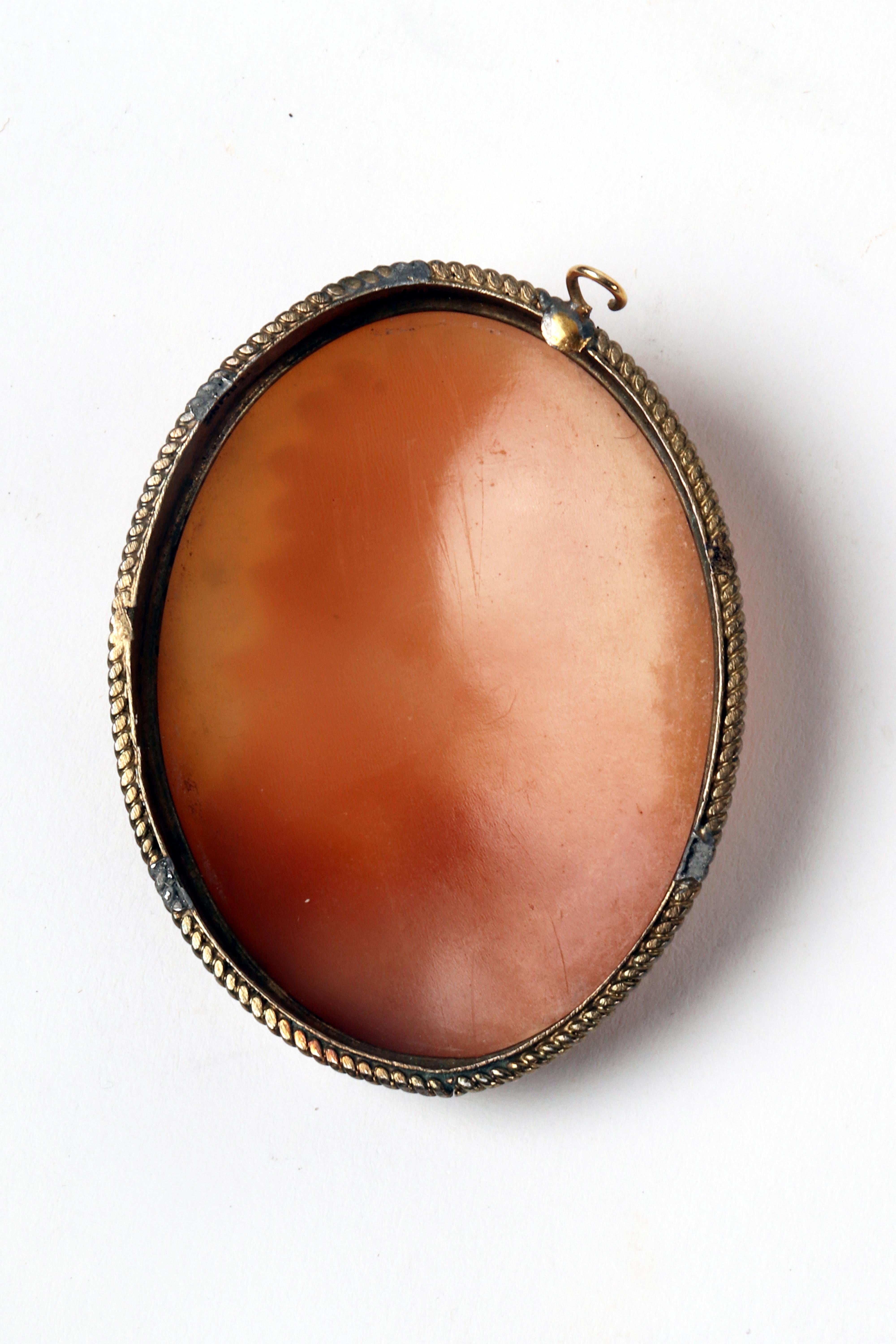A shell cameo mounted in gilt metal with a Santa figure, England 1880. In Good Condition For Sale In Milan, IT