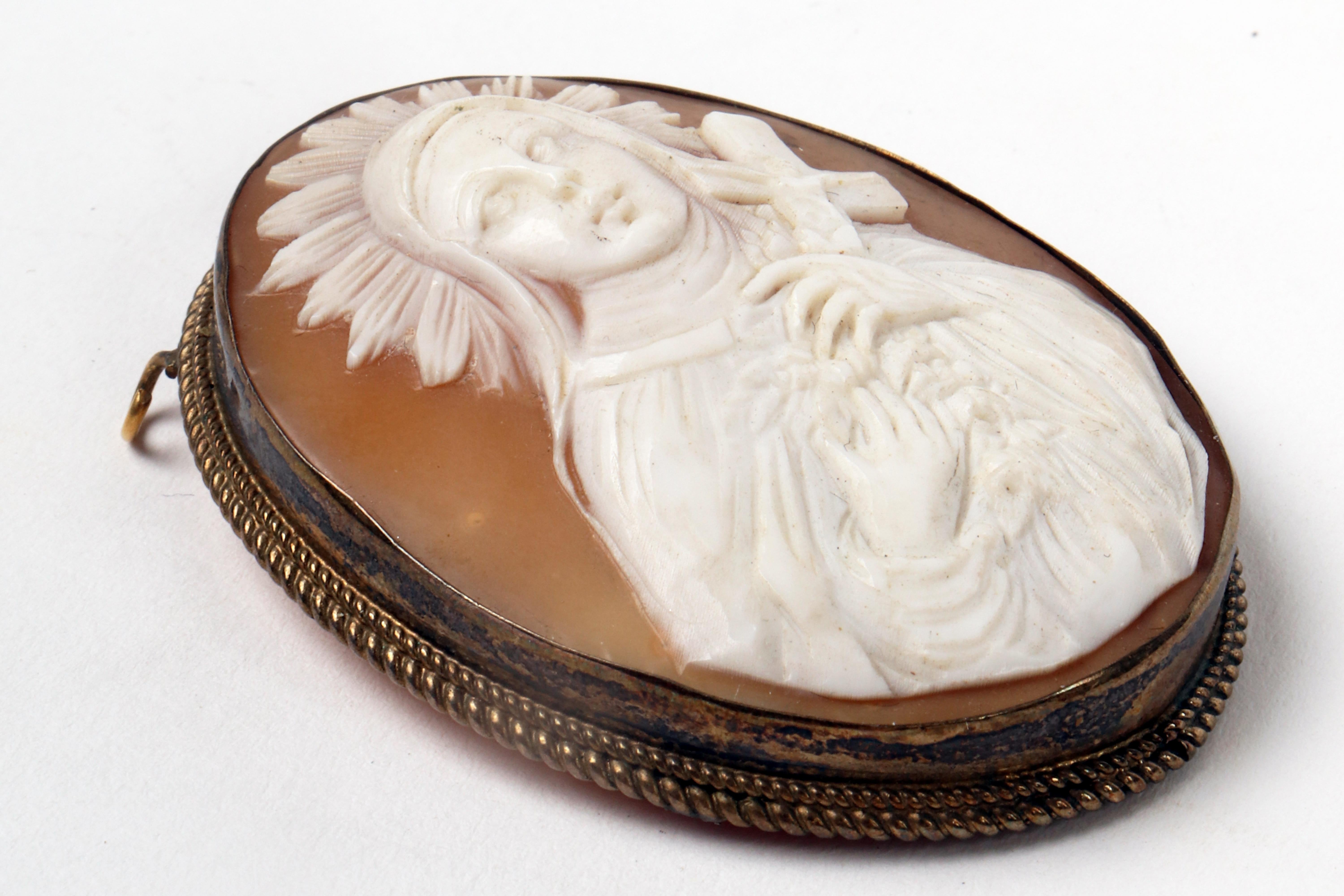 Metal A shell cameo mounted in gilt metal with a Santa figure, England 1880. For Sale