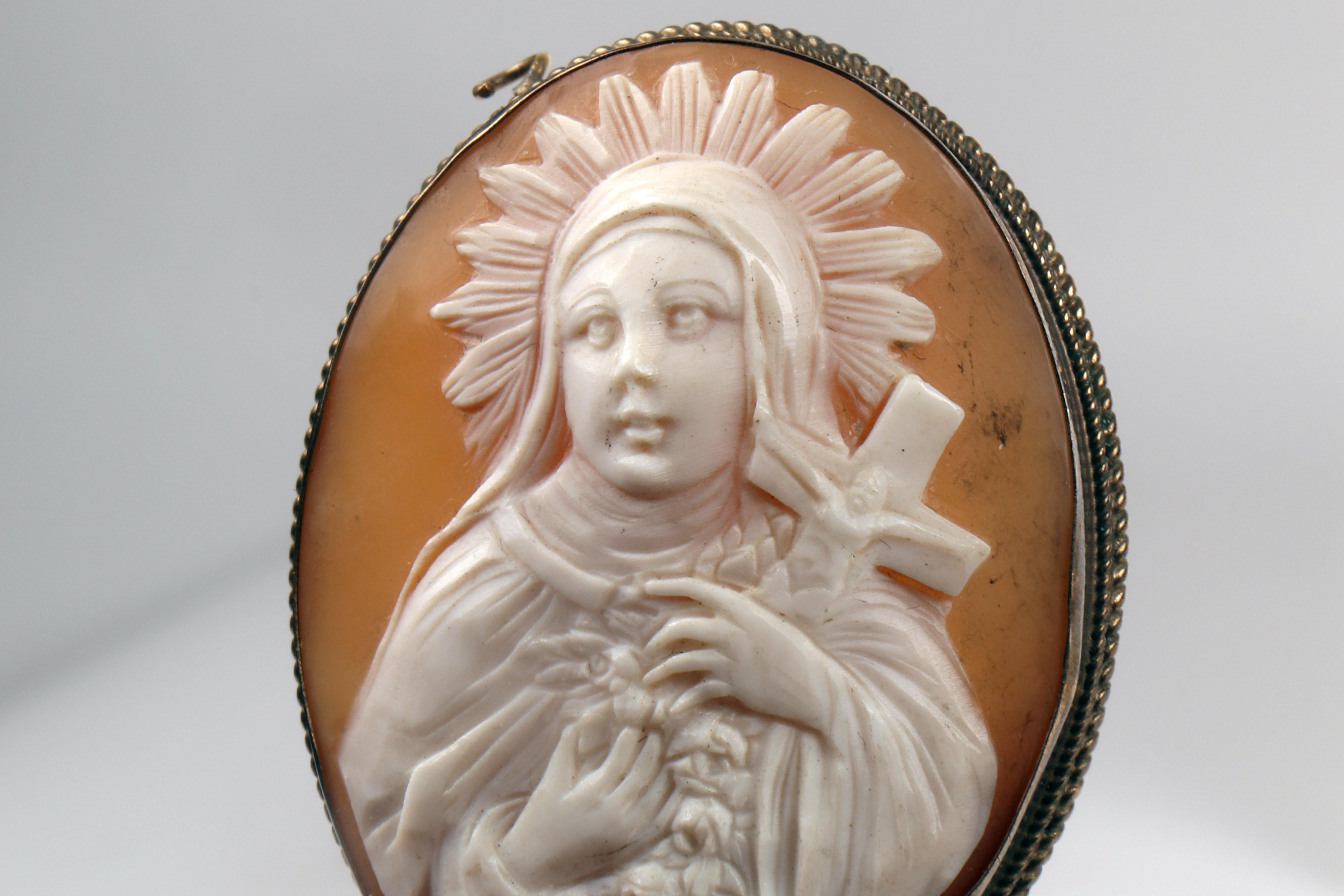 A shell cameo mounted in gilt metal with a Santa figure, England 1880. For Sale 1