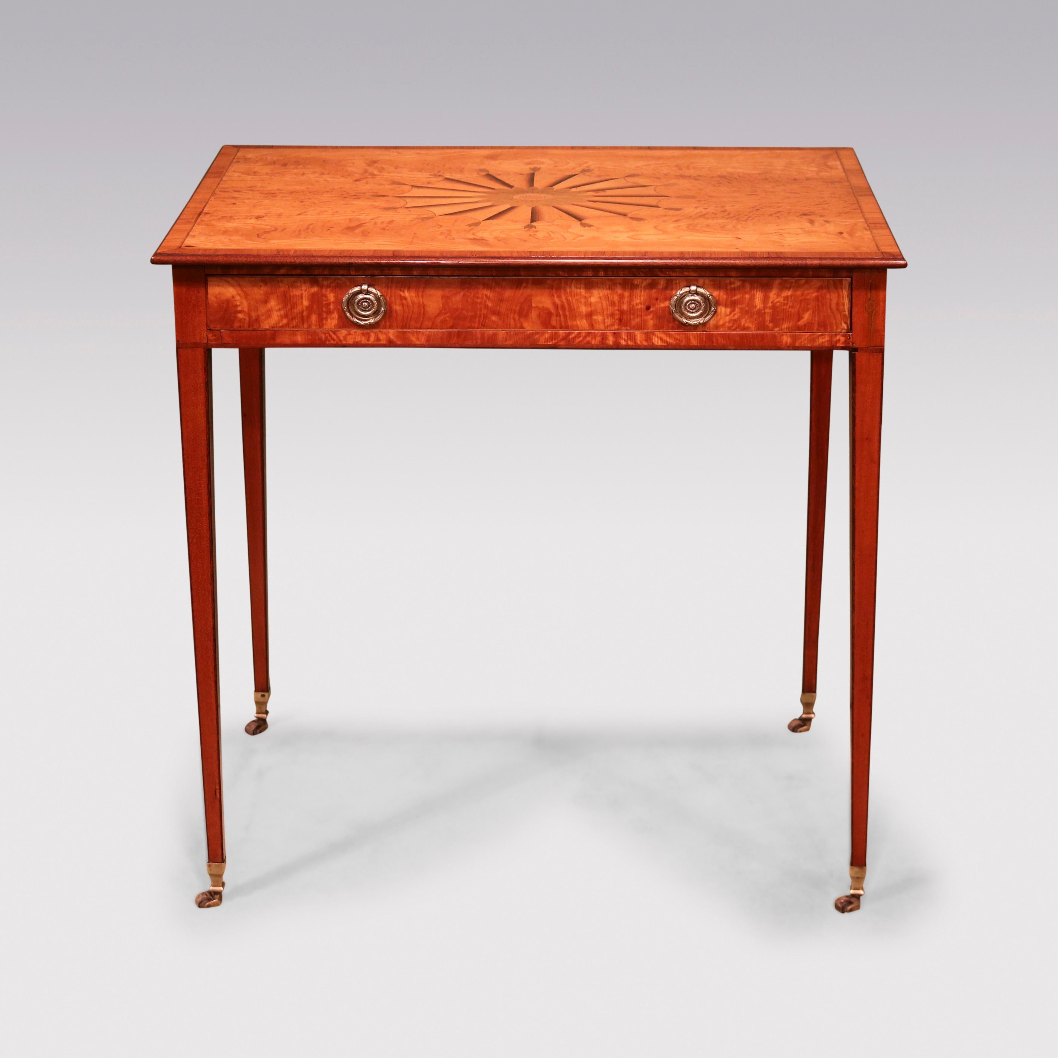 Une belle table d'appoint de qualité de la fin du 18ème siècle, en bois de satin à un tiroir, avec poignées d'origine, buis et bois d'ébène tout au long, ayant un dessus rectangulaire en bois de tulipe avec un panneau central décoré d'un éventail en