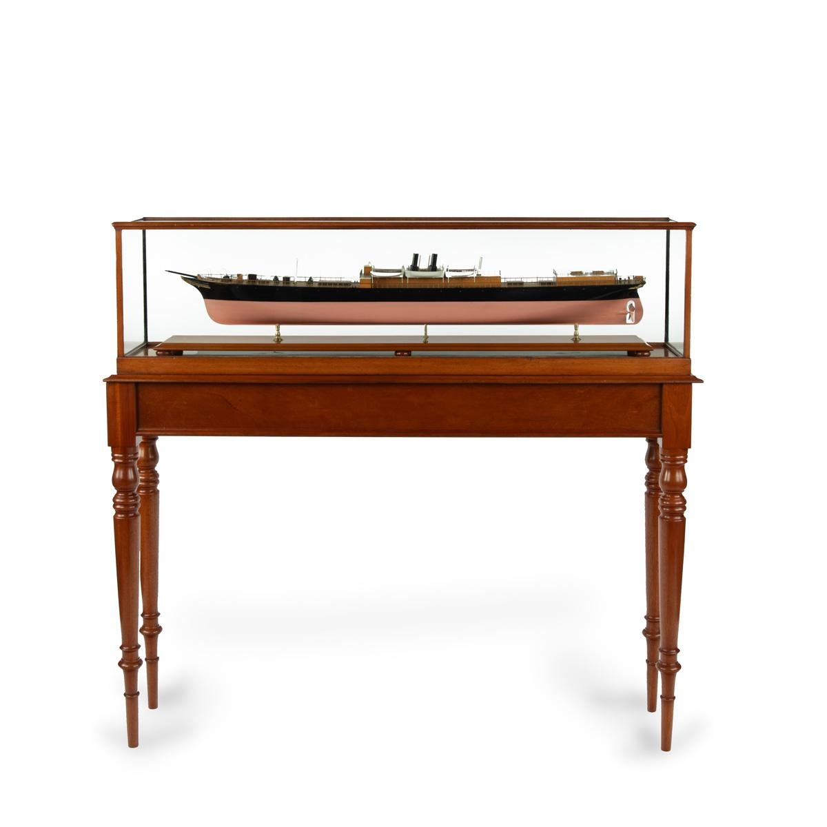 Modelo de astillero del transatlántico Nippon Moru, fechado en 1898. Este modelo de constructor naval tiene el casco rosa, la parte superior negra y dos chimeneas negras.  Está ejecutado con minucioso detalle, con dos camarotes con techos blancos,