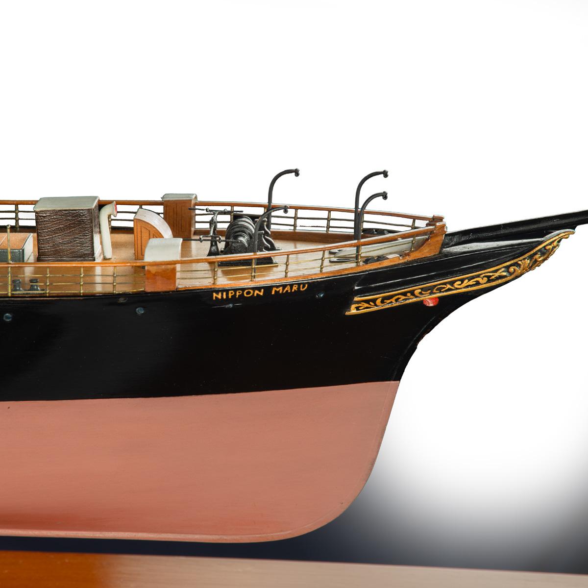 Un modelo de astillero del transatlántico Nippon Moru, fechado en 1898 Latón en venta