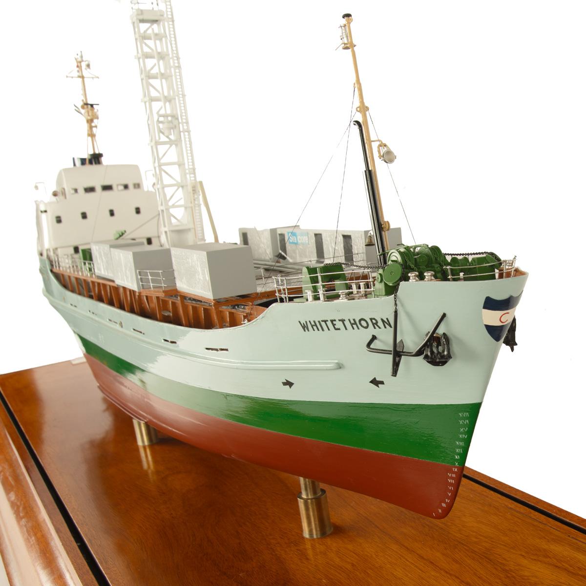 Un modèle de chantier naval de l'étude et de l'enquête sur le site du navire M.V. Whitehorn, avec une coque rouge, une ligne de flottaison verte et des flancs gris, la cheminée peinte en bleu et blanc avec la lettre 
