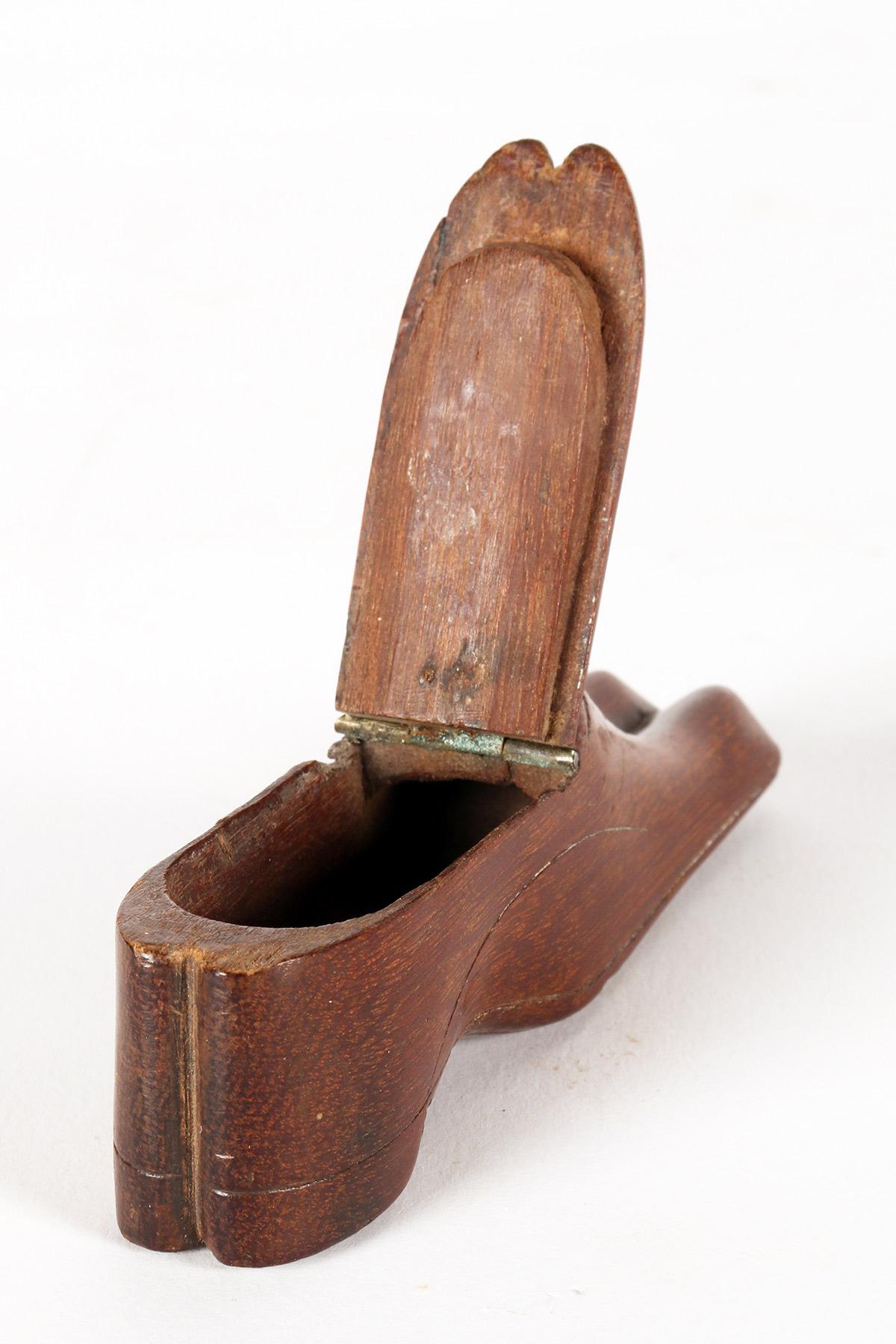 Tabacchiera in legno di nocciola a forma di scarpe, Germania, XIX secolo. in vendita 5