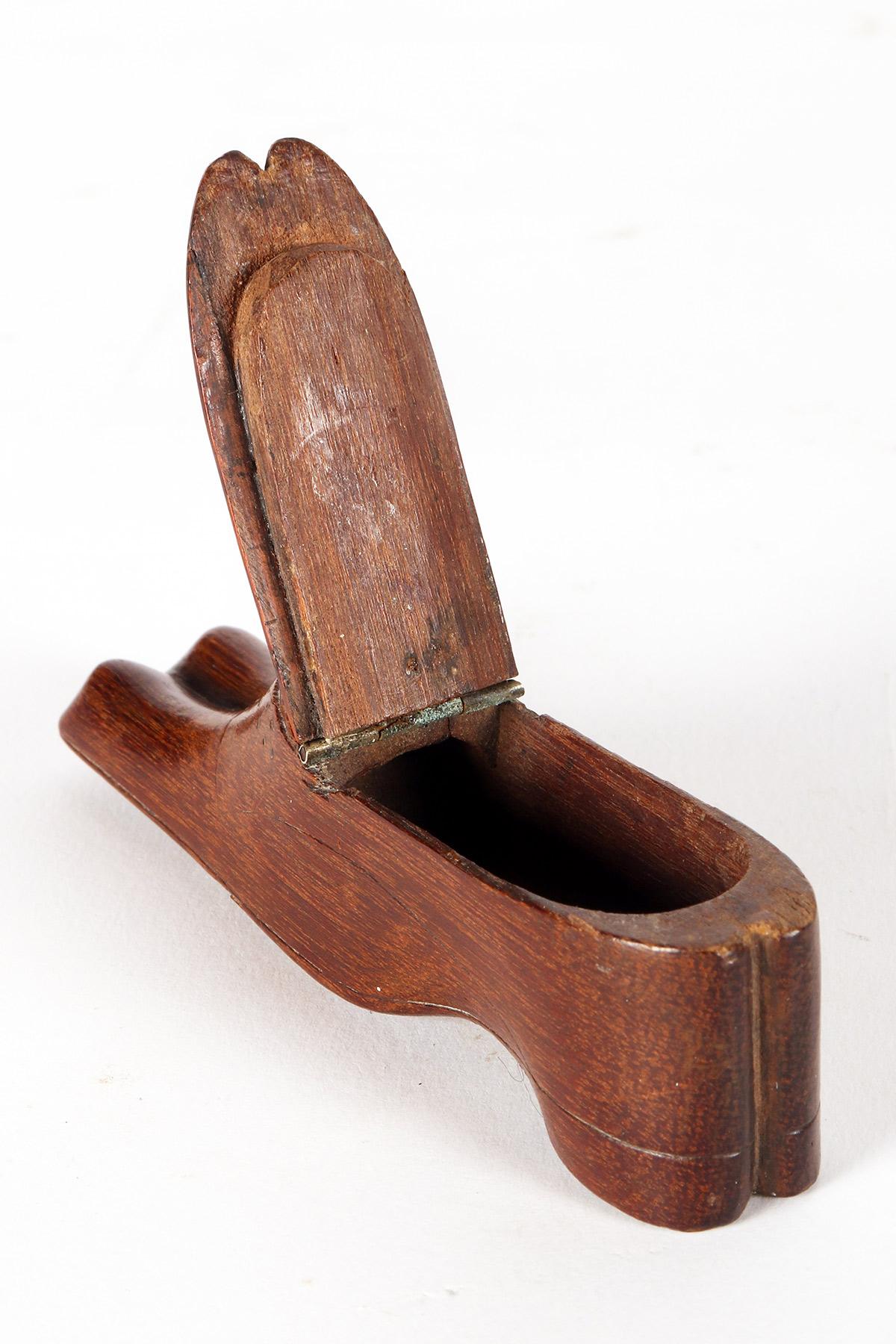 Tabacchiera in legno di nocciola a forma di scarpe, Germania, XIX secolo. in vendita 6