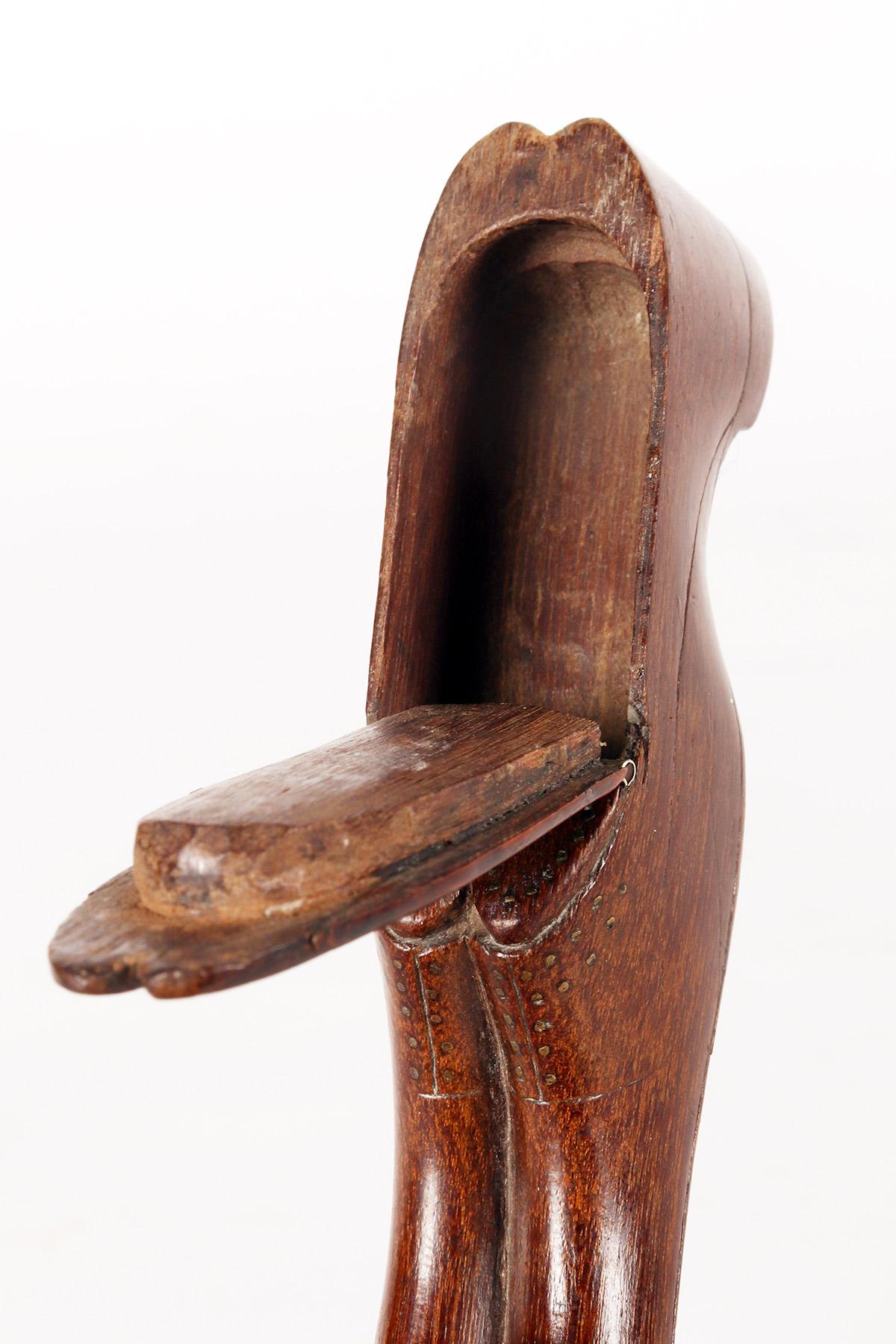 Tabacchiera in legno di nocciola a forma di scarpe, Germania, XIX secolo. in vendita 7