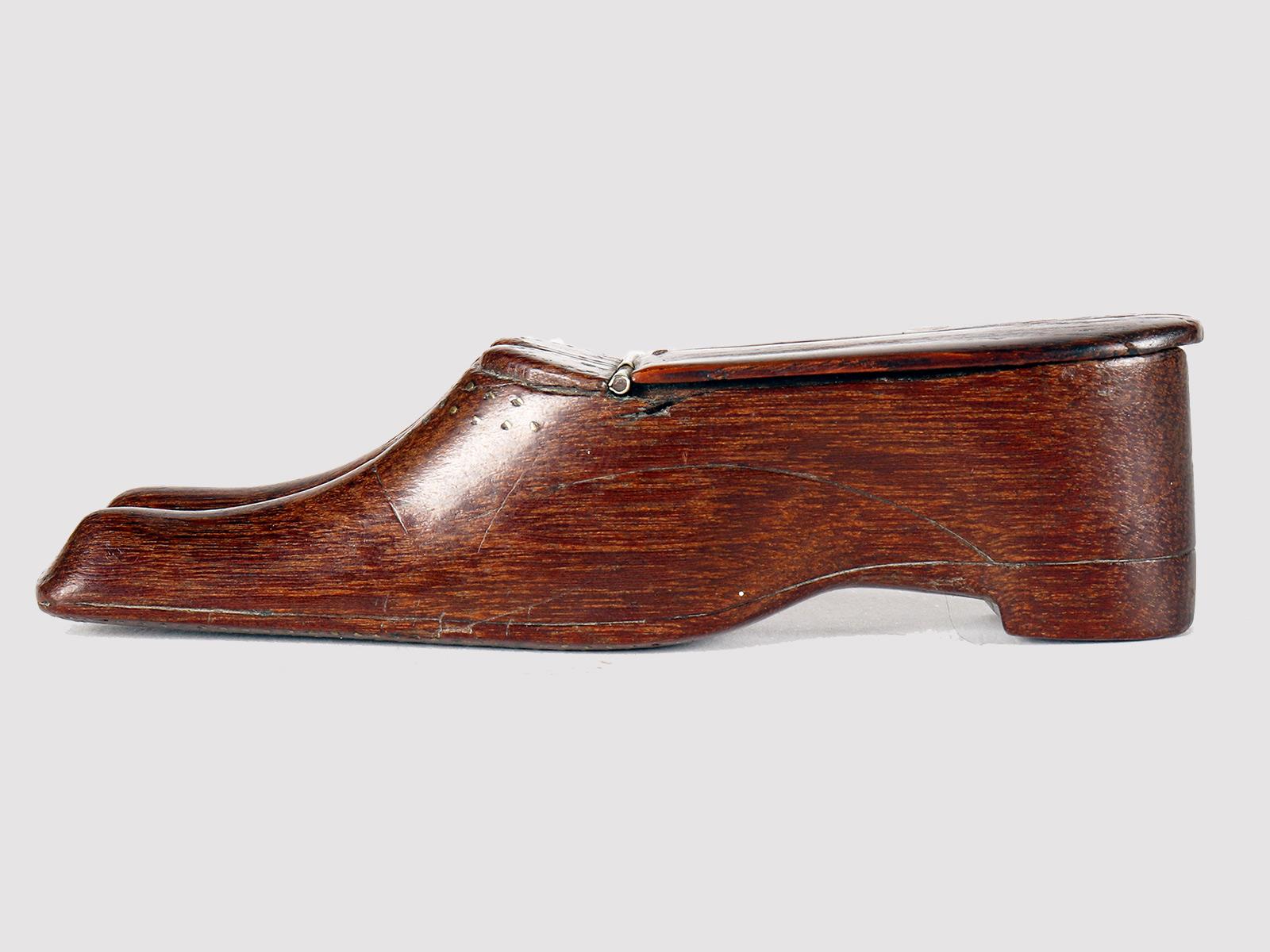 Tedesco Tabacchiera in legno di nocciola a forma di scarpe, Germania, XIX secolo. in vendita