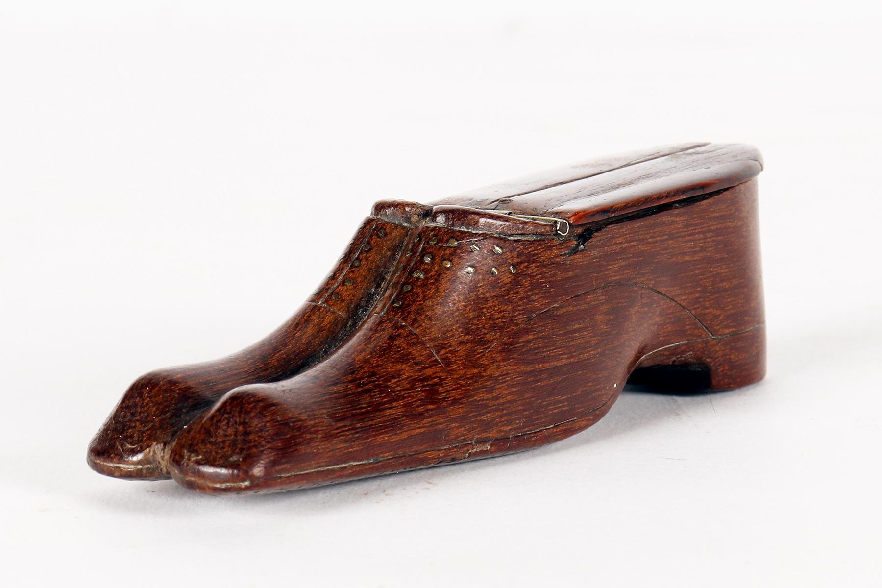 Tabacchiera in legno di nocciola a forma di scarpe, Germania, XIX secolo. In condizioni buone in vendita a Milan, IT