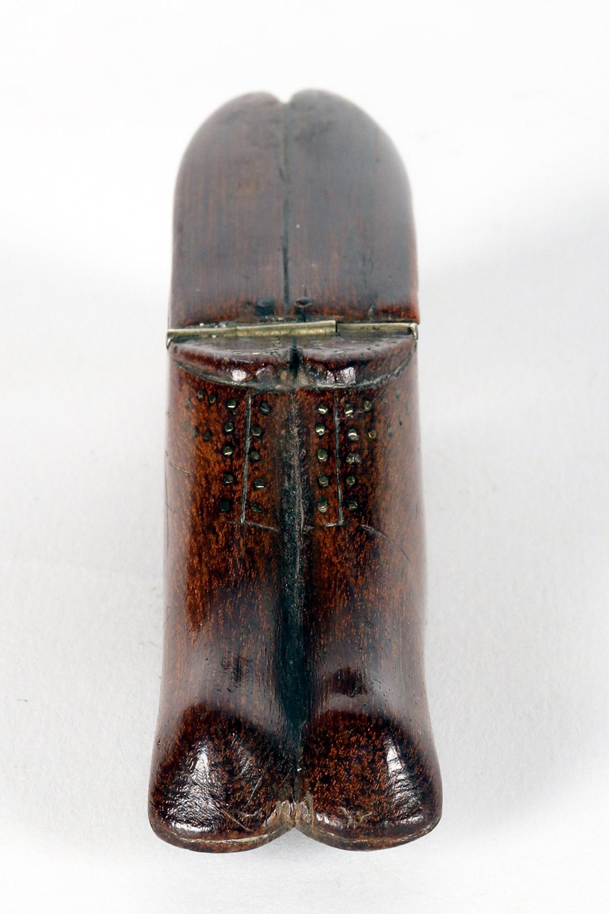 Tabacchiera in legno di nocciola a forma di scarpe, Germania, XIX secolo. in vendita 1