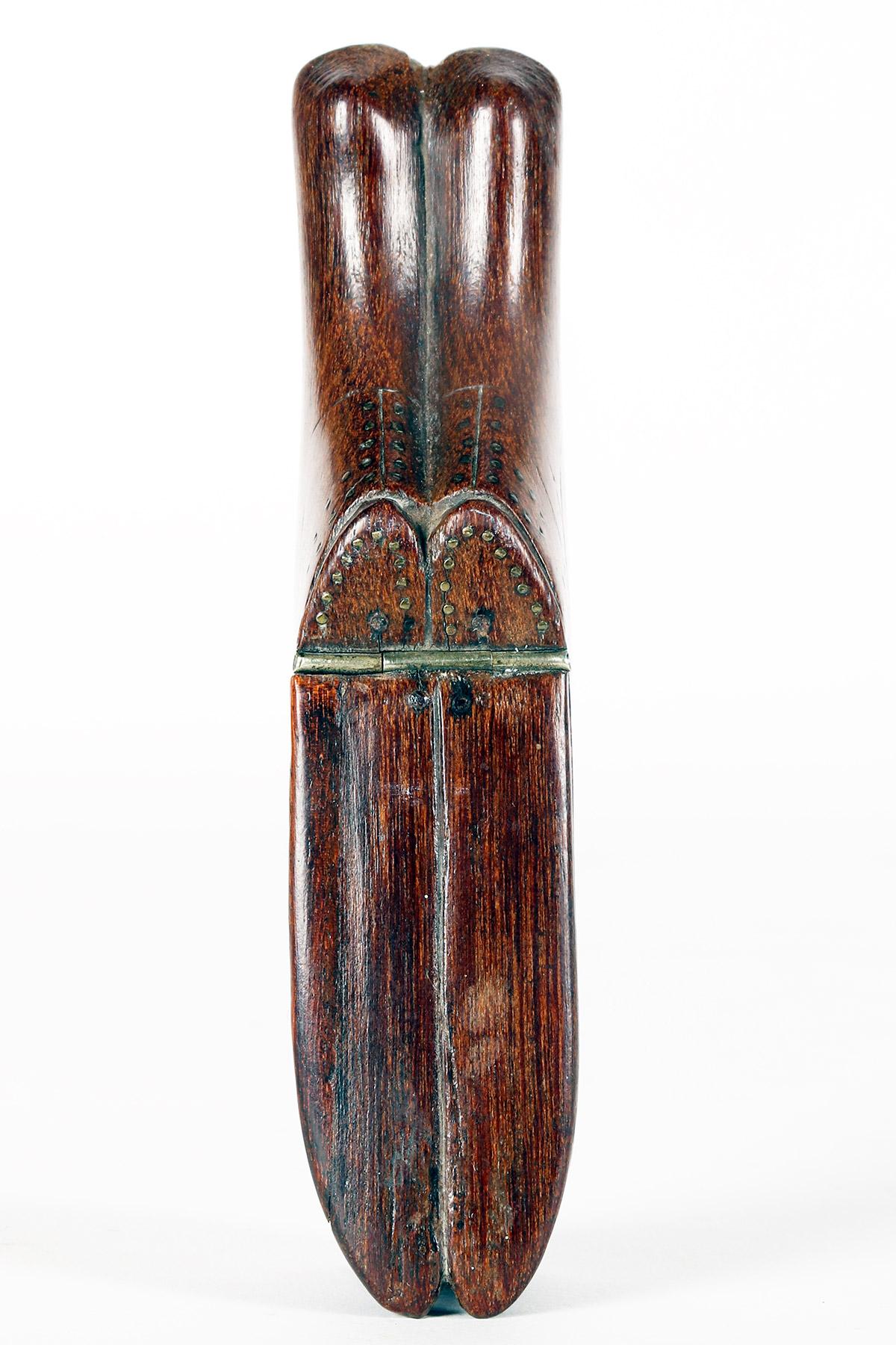 Tabacchiera in legno di nocciola a forma di scarpe, Germania, XIX secolo. in vendita 2