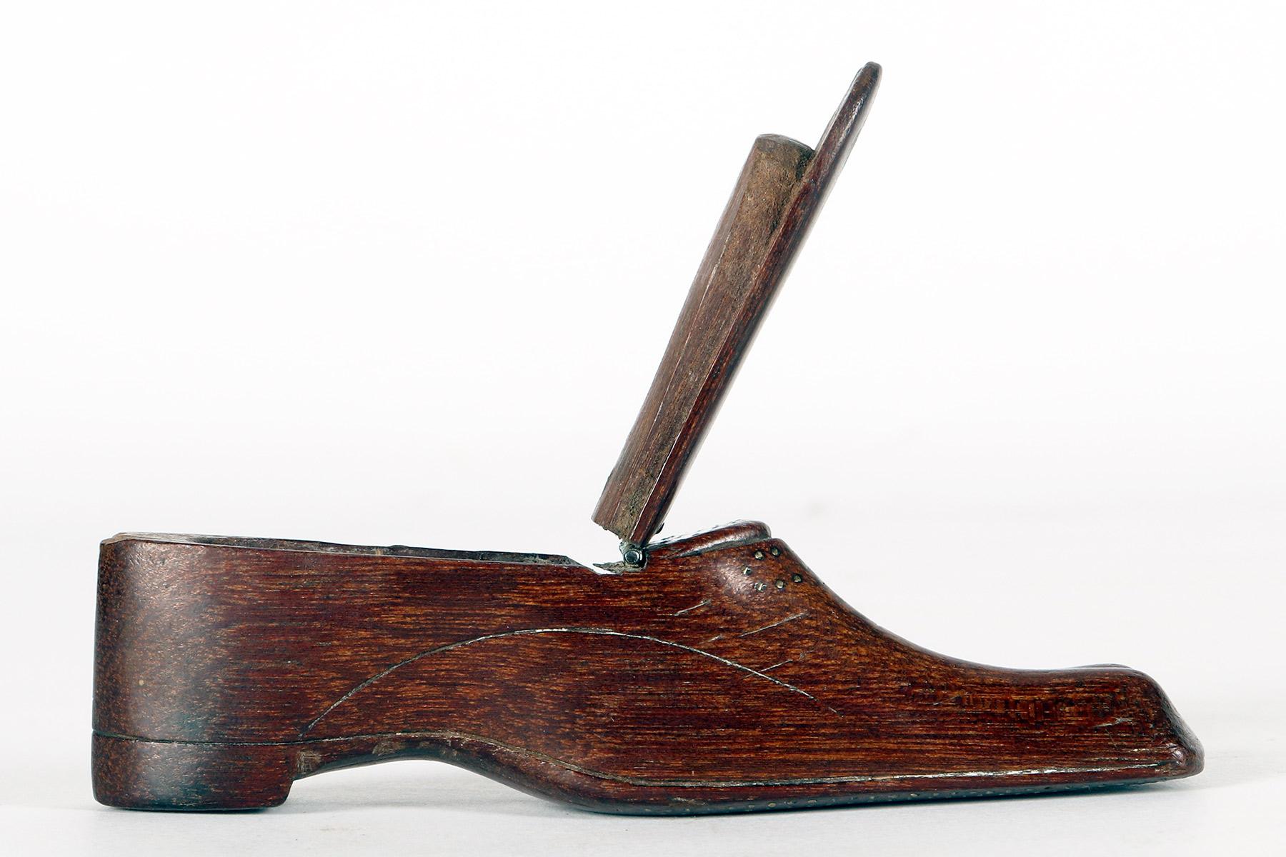 Tabacchiera in legno di nocciola a forma di scarpe, Germania, XIX secolo. in vendita 4