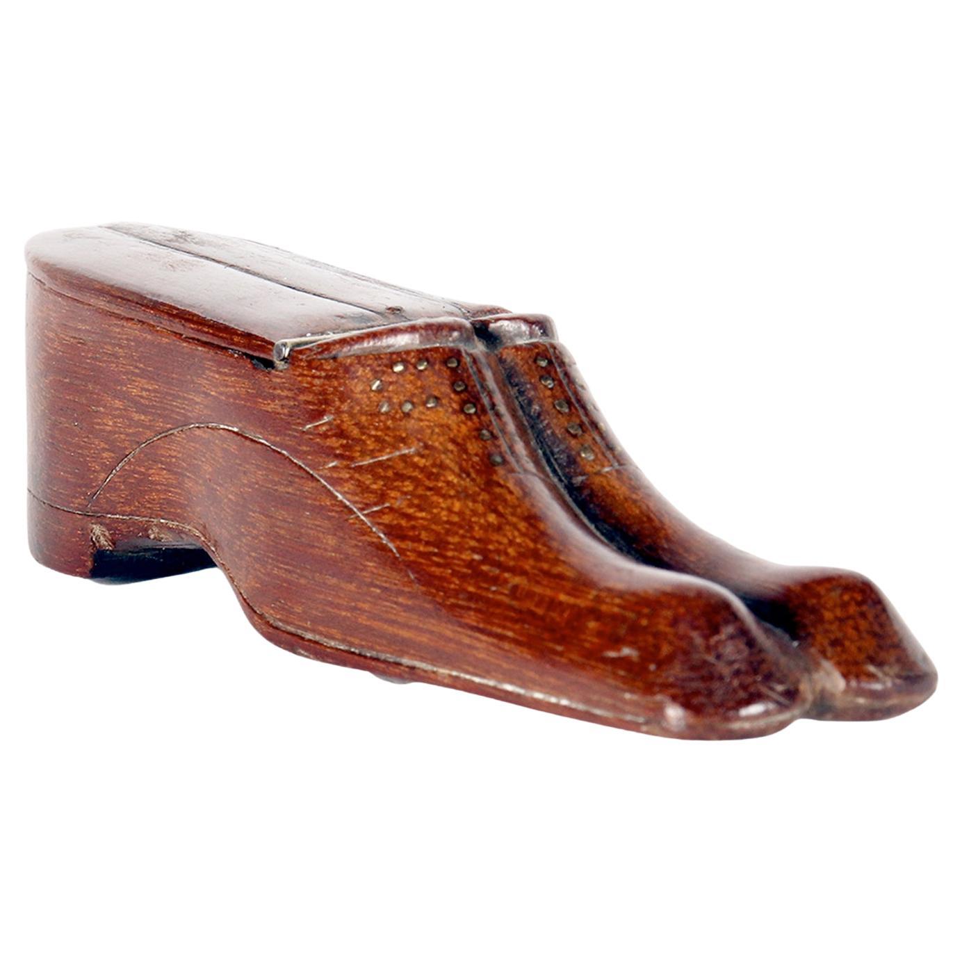 Tabacchiera in legno di nocciola a forma di scarpe, Germania, XIX secolo. in vendita
