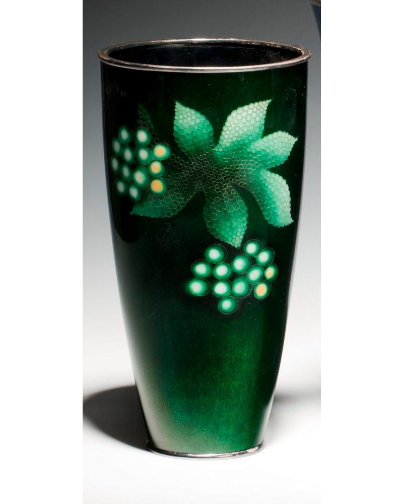 Grüne Gin-bari-Trompetenvase aus der Showa-Periode von Ando, mit zwei Trauben und einem Weinblatt, die in verschiedenen Kreisen aus Silberdraht abgebildet sind, mit Silberbeschlägen Japanisch, 20. Jahrhundert.

 